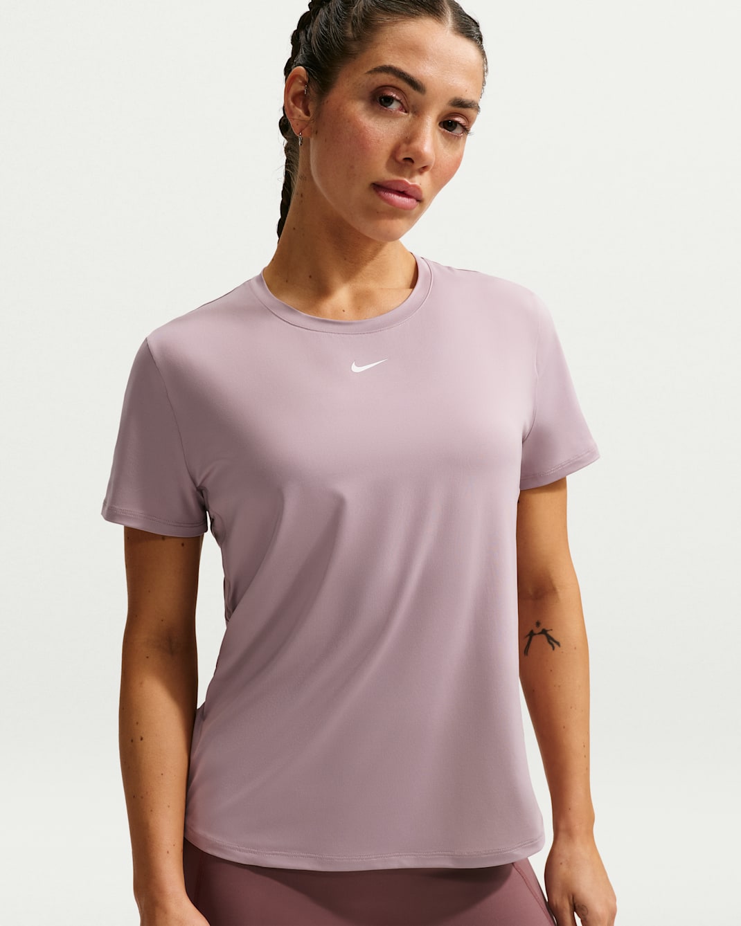 Playera de manga corta Dri-FIT para mujer Nike One Classic - Mena violeta claro/Blanco