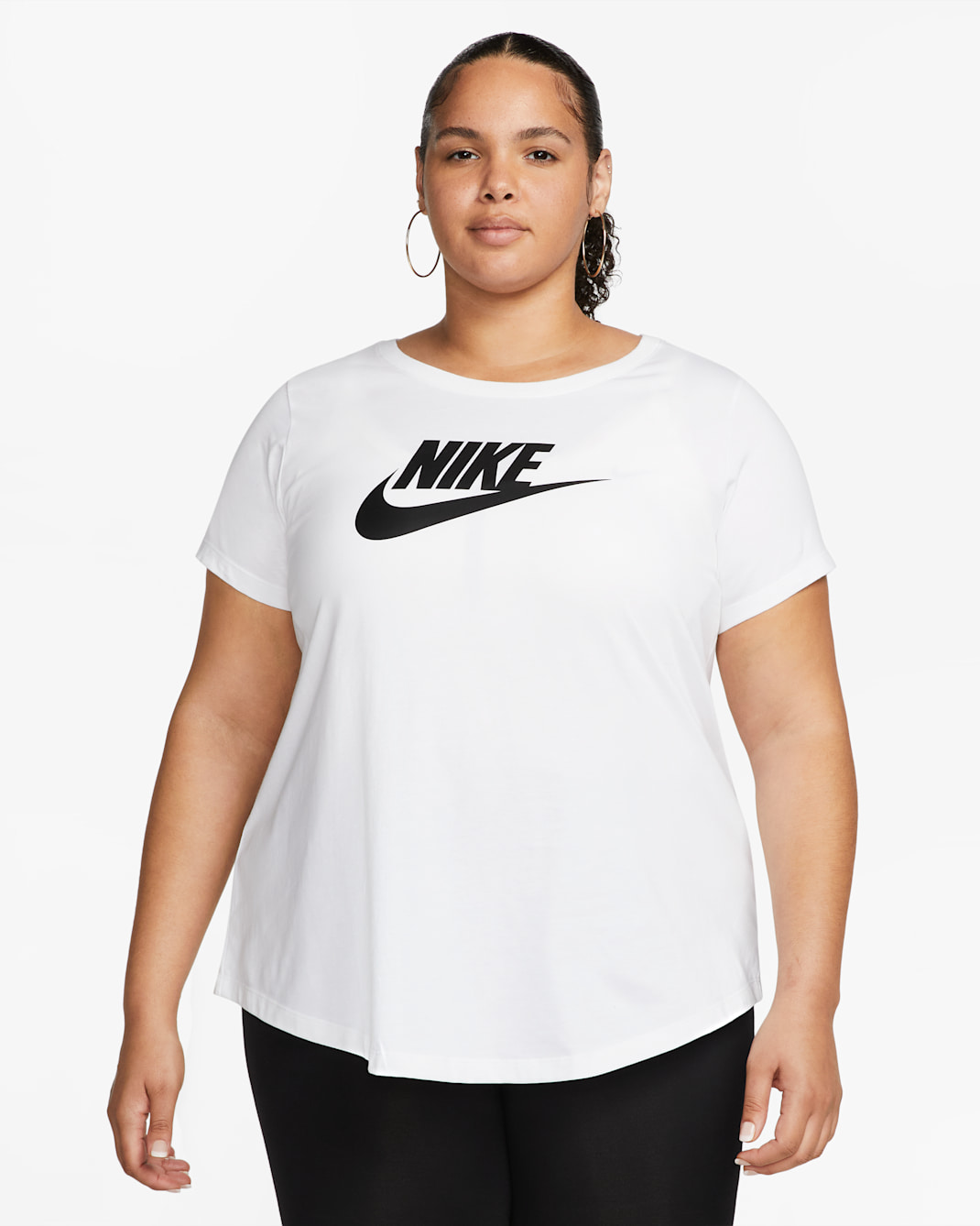 เสื้อยืดผู้หญิงมีโลโก้ Nike Sportswear Essentials (พลัสไซส์) - ขาว/ดำ