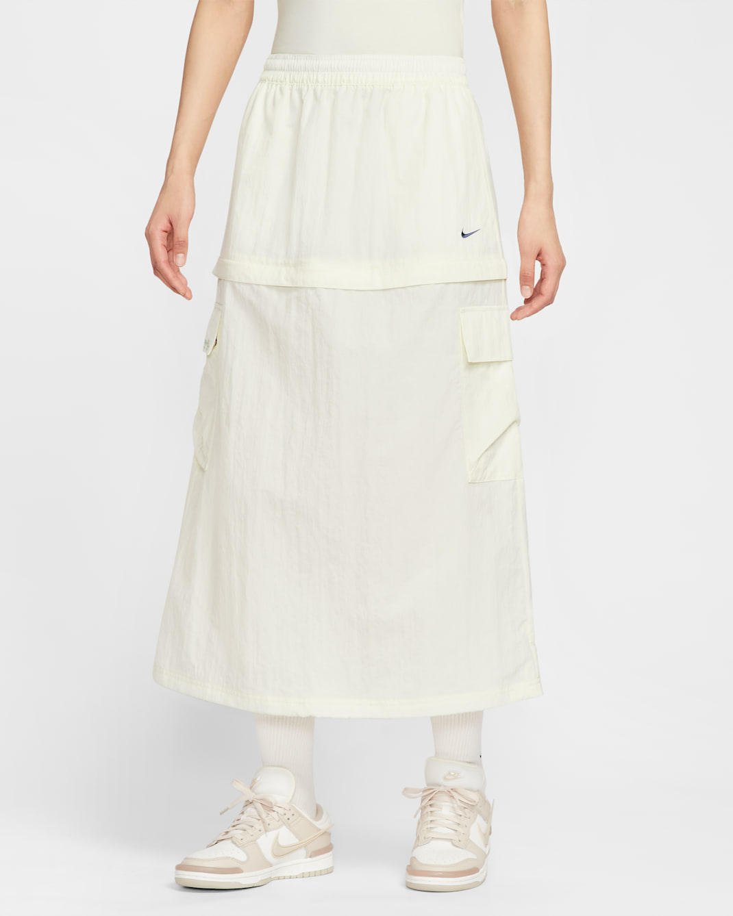 나이키 스포츠웨어 여성 미드라이즈 우븐 카고 미디 스커트 - 소프트 펄