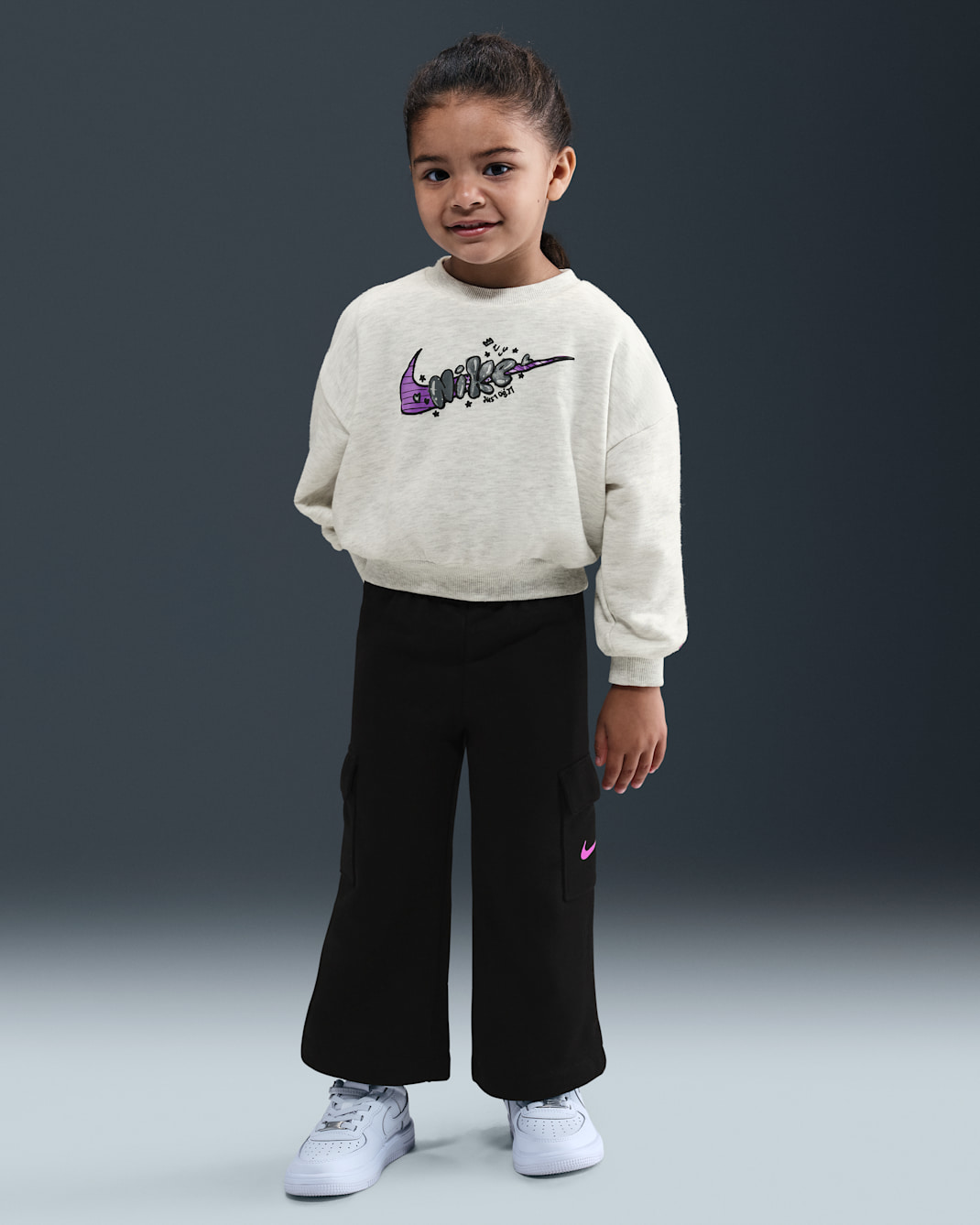 Conjunto de sudadera de cuello redondo sin cierre y pants cargo de French Terry infantil Nike - Negro