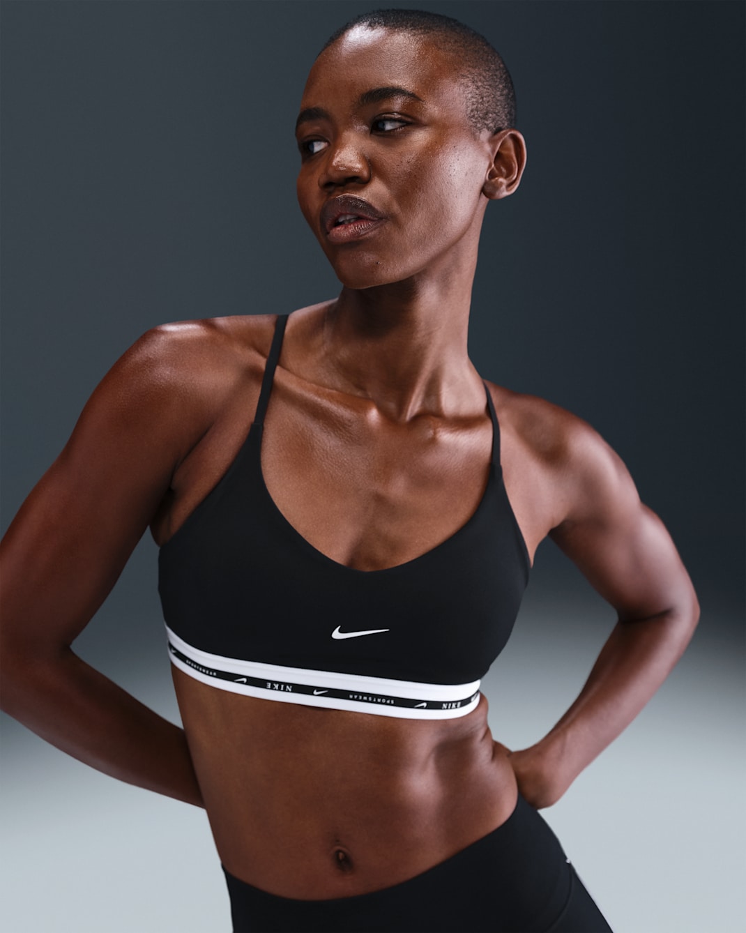 Justerbar Nike Indy-sports-bh med let støtte og indlæg til kvinder - sort