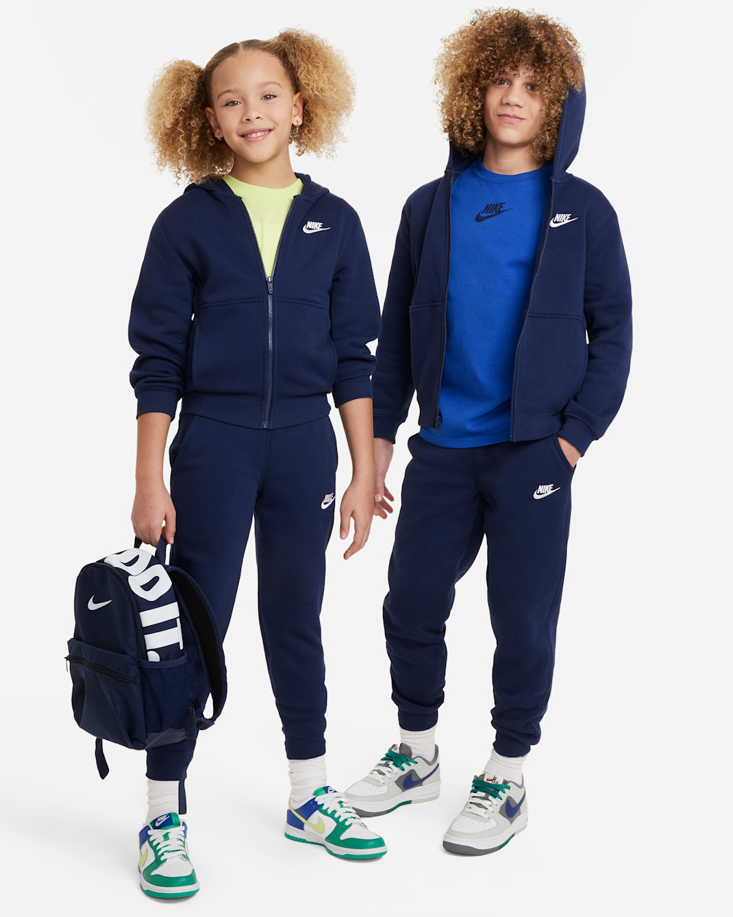 Nike Sportswear Club Fleece tréningruha nagyobb gyerekeknek - Midnight Navy/Fehér