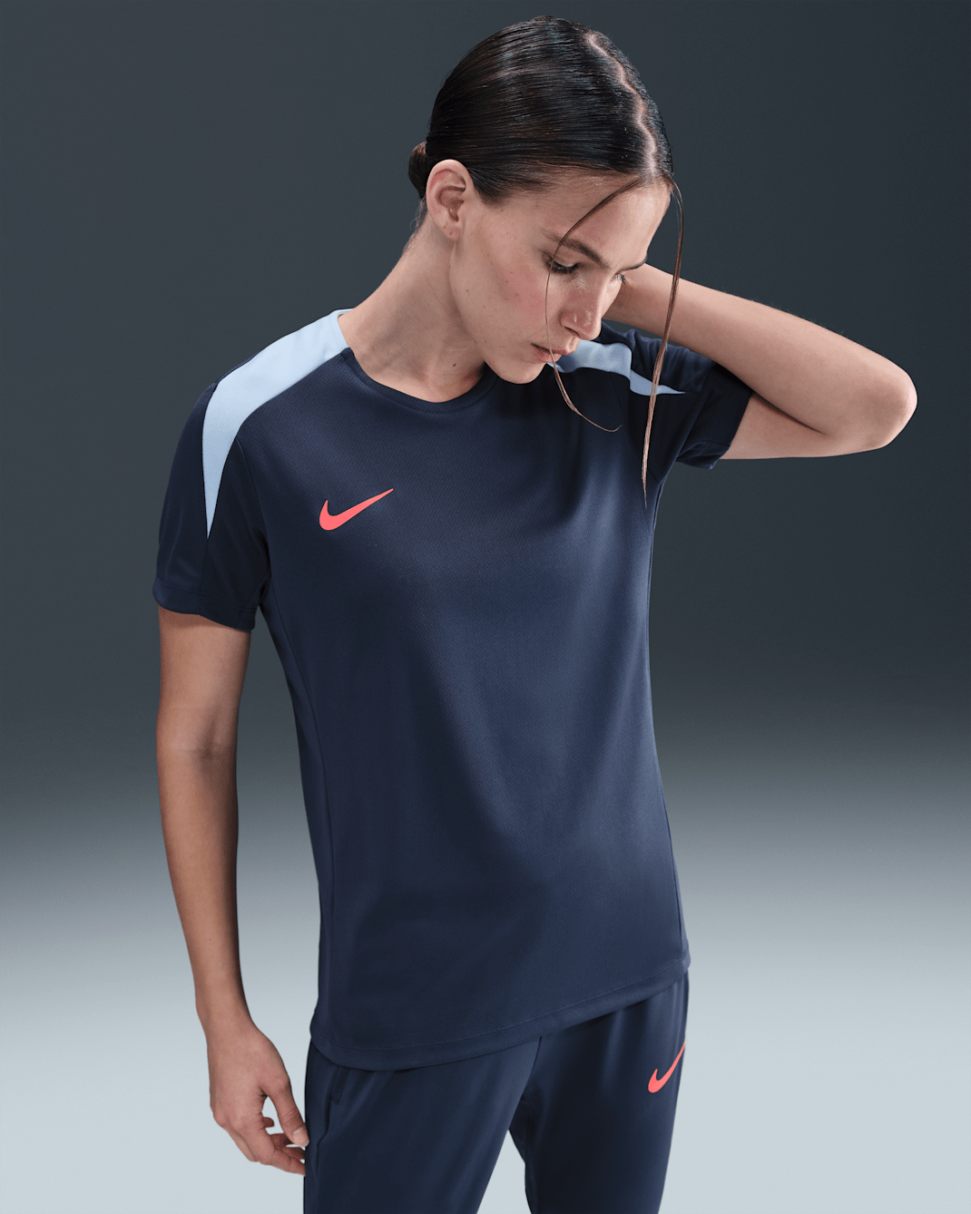 Playera de fútbol de manga corta Dri-FIT para mujer Nike Strike - Trueno azul/Tinte royal/Carmesí brillante
