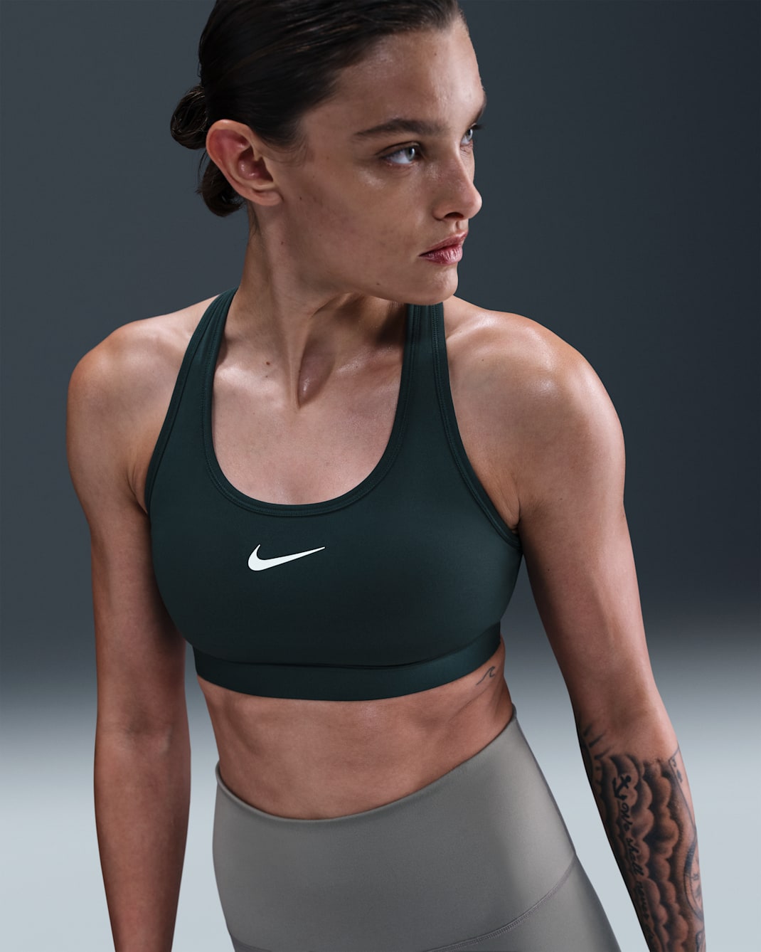 Bra deportivo con almohadillas para mujer Nike Swoosh Medium Support - Alga/Blanco