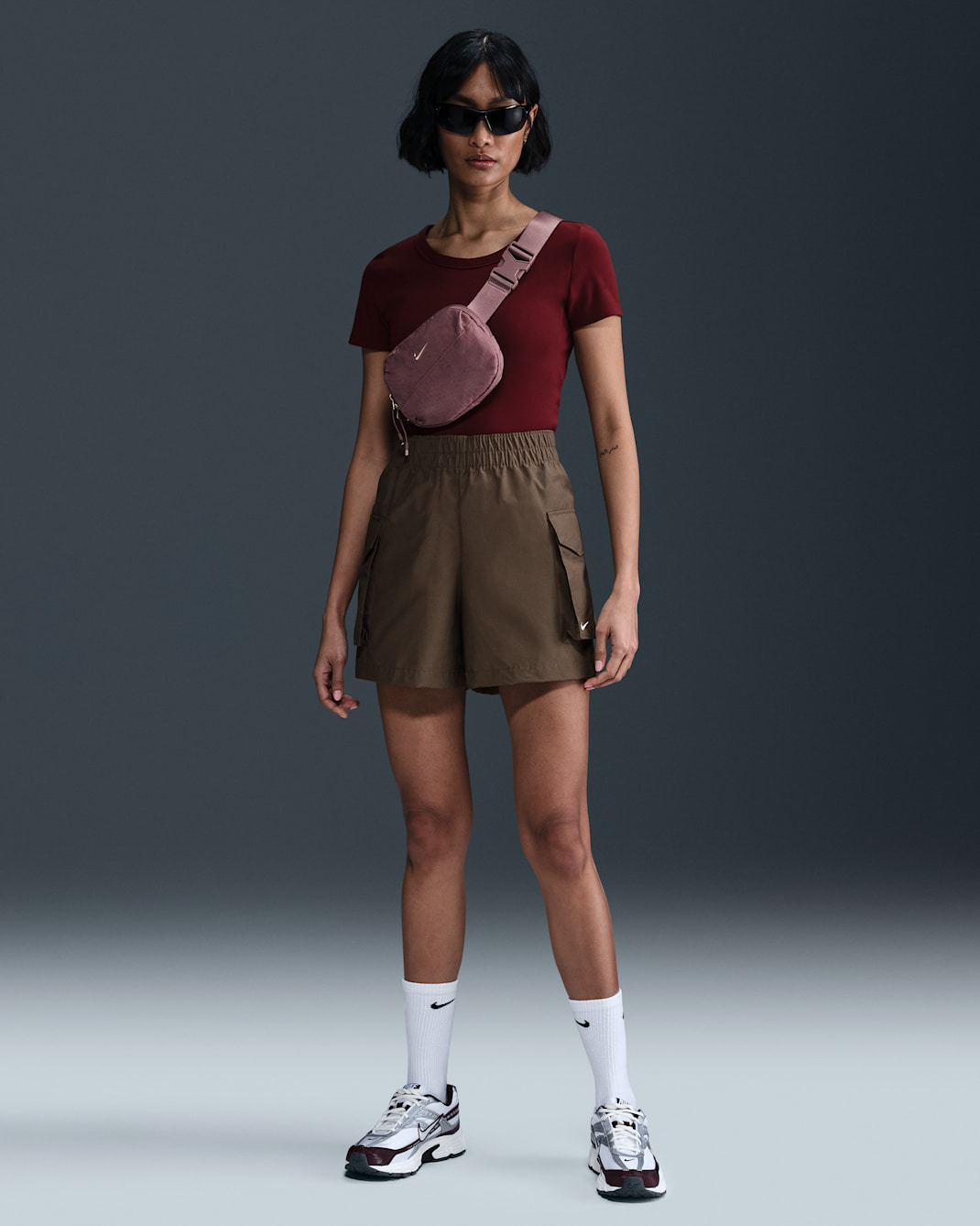 Shorts cargo de tiro alto de 13 cm para mujer Nike Sportswear Essential Woven - Mineral de hierro/Blanco