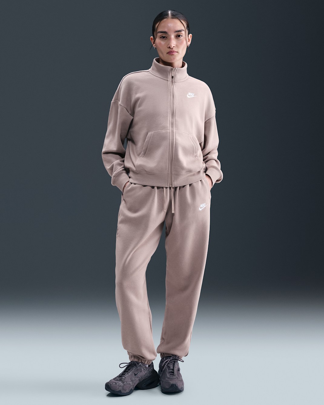 Nike Sportswear Club Fleece 女款中腰寬版運動褲 - Malt/白色