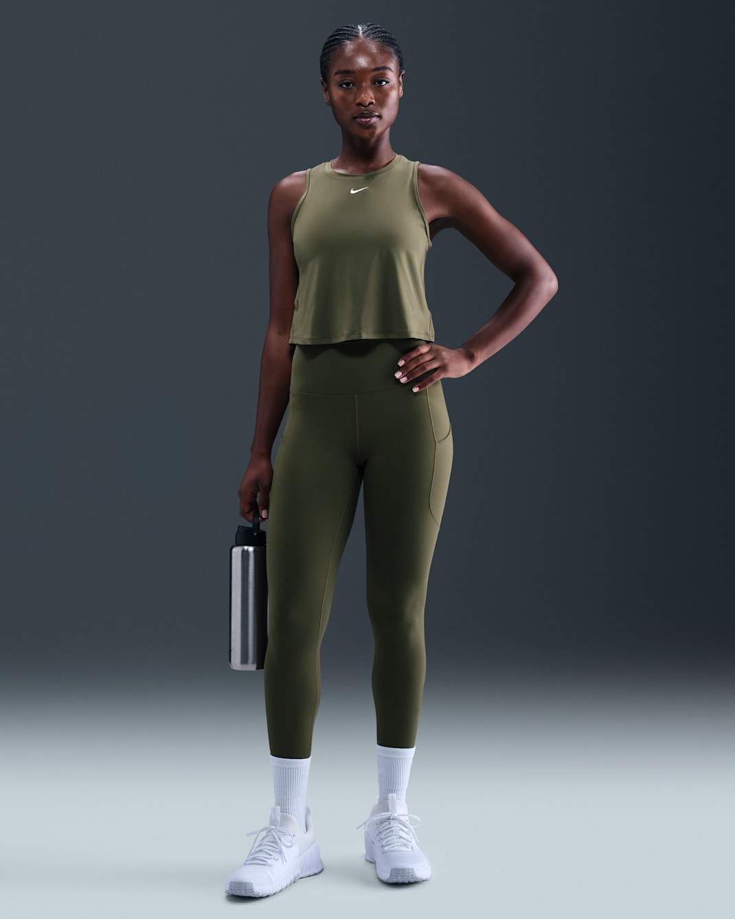 Nike One magas derekú, zsebekkel ellátott, 7/8-os női leggings - Medium Olive