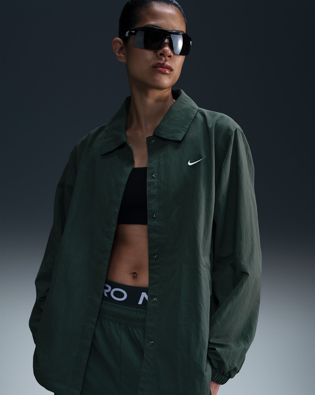 나이키 스포츠웨어 에센셜 여성 오버사이즈 UV 우븐 코치 재킷 - 빈티지 그린/세일
