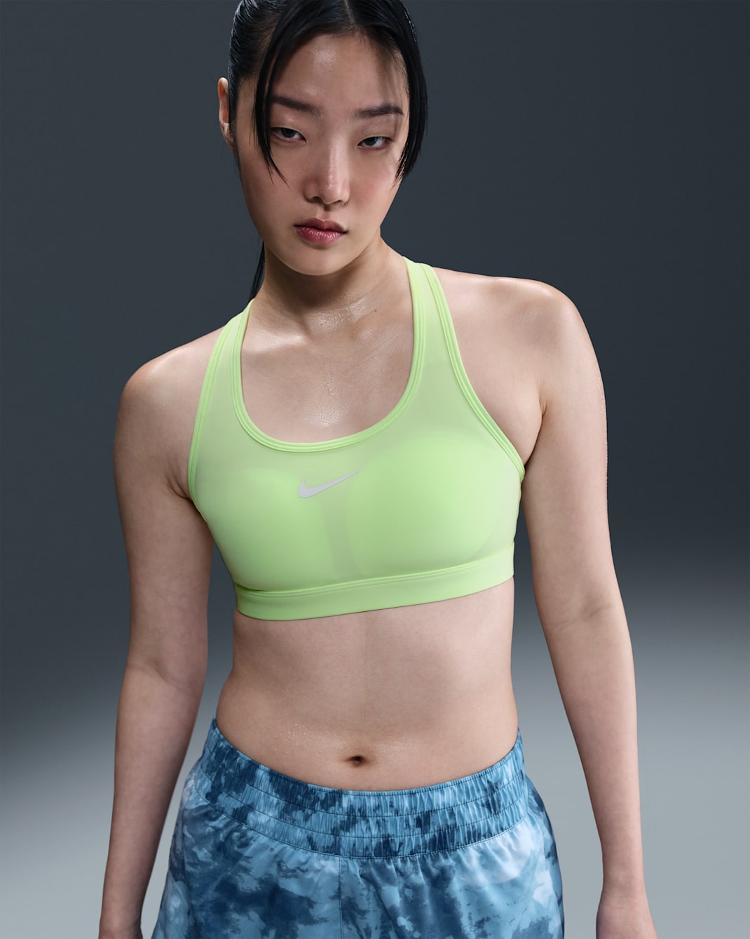 ナイキ スウッシュ ミディアムサポート ウィメンズ パッディド スポーツブラ - ベアリーボルト/ホワイト