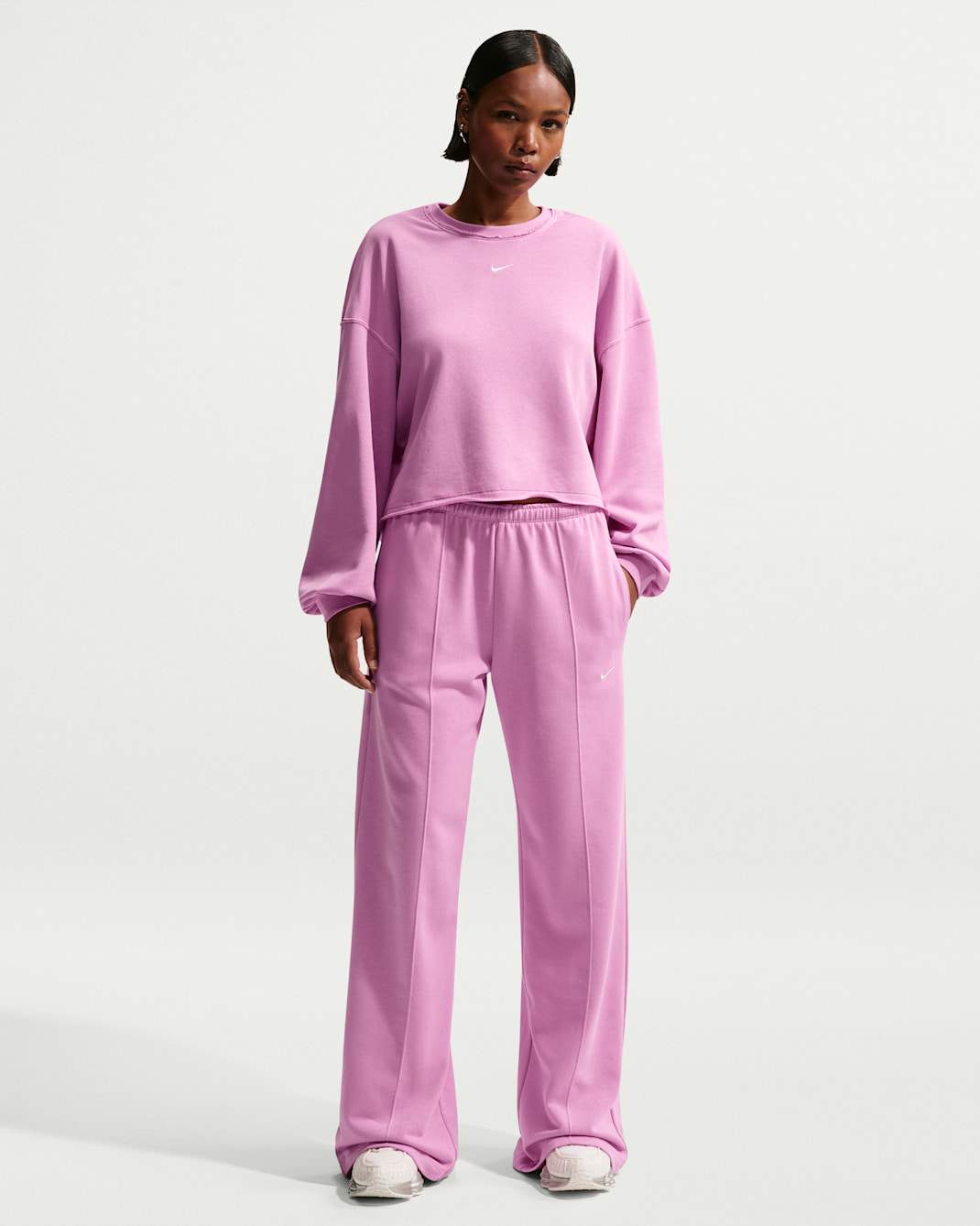 Pants de French Terry de tiro medio con dobladillo abierto para mujer Nike Sportswear Chill Terry - Magenta claro/Magenta claro/Vela