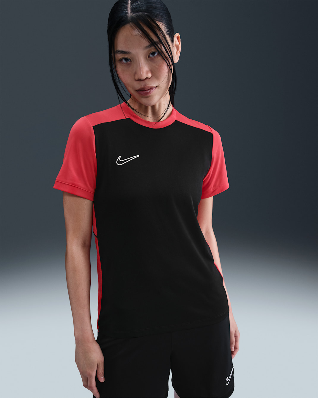 Playera de fútbol Dri-FIT para mujer Nike Academy - Negro/Rojo fusión claro/Negro/Vela