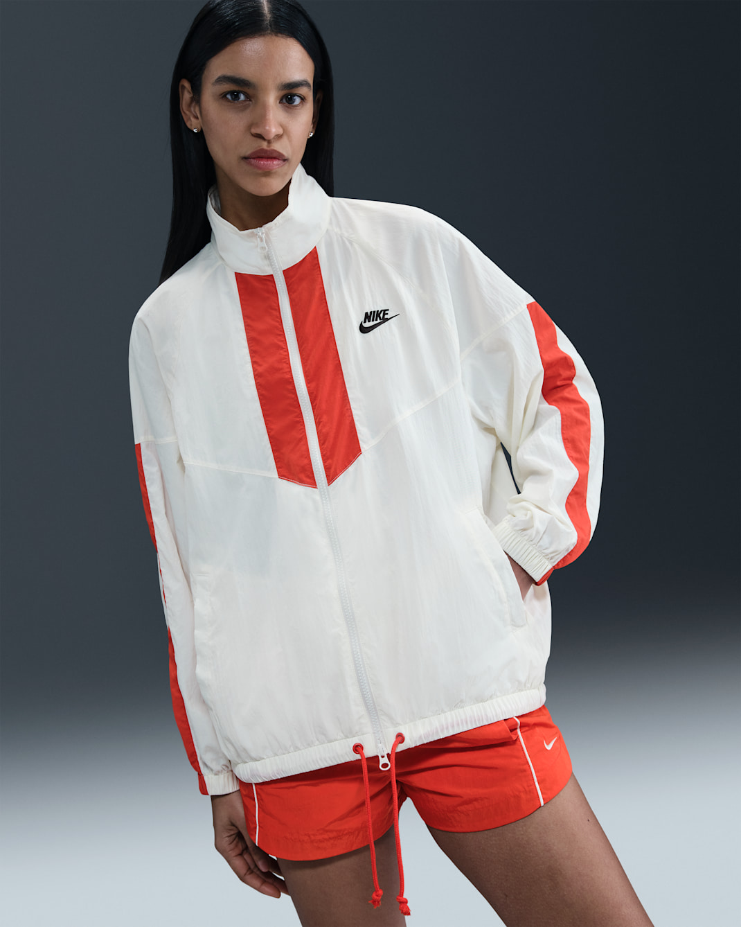 Chamarra oversized para mujer Nike Sportswear Windrunner - Vela/Rojo picante/Negro
