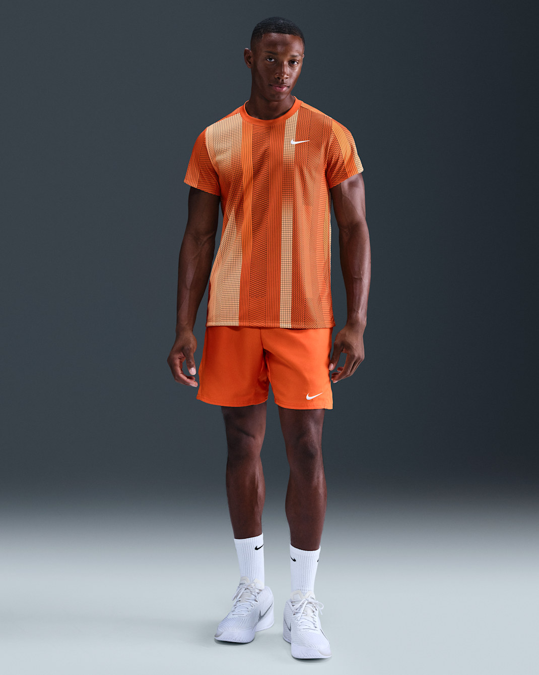 Shorts de tenis Dri-FIT de 18 cm para hombre NikeCourt Victory  - Naranja fogata/Blanco