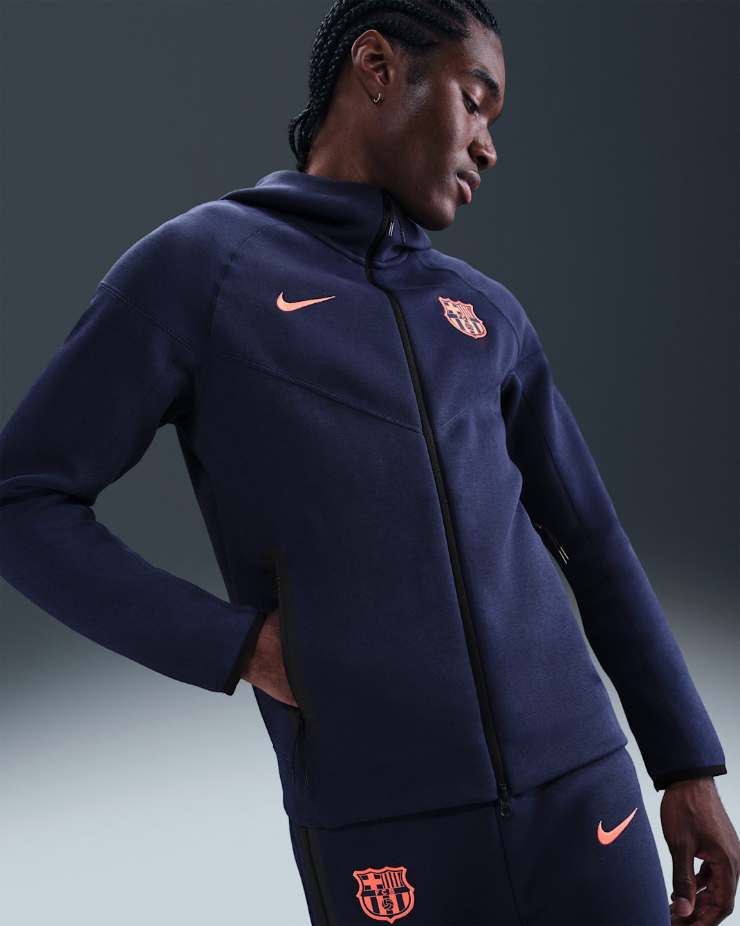 FC Barcelona Tech Windrunner Nike Total 90 Fußball-Fleece-Hoodie (Herren) - Midnight Navy/Bright Mango