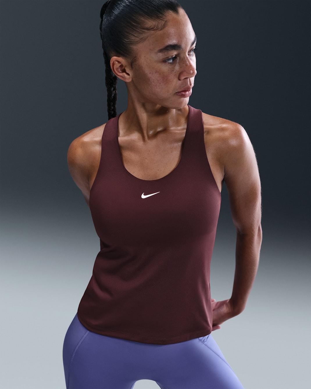 Camiseta de tirantes con bra deportivo con almohadilla de media sujeción para mujer Nike Swoosh - Burdeos enérgico/Blanco
