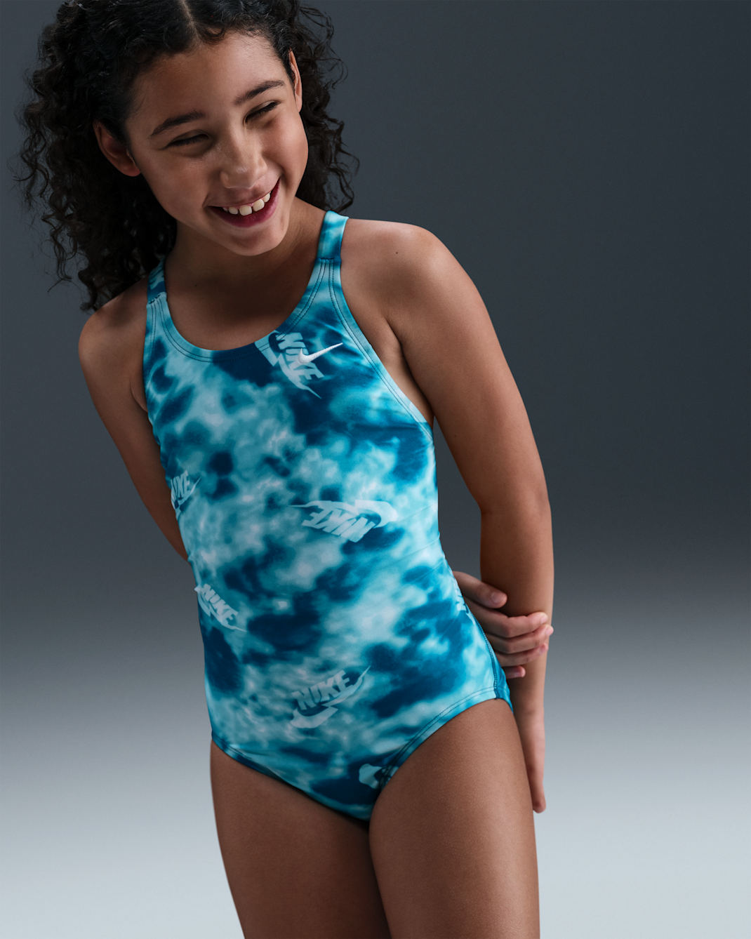 Traje de baño de una pieza con diseño Fastback Nike Swim HydraStrong para niña talla grande - Turquesa desteñido/Verde abismo/Blanco/Blanco