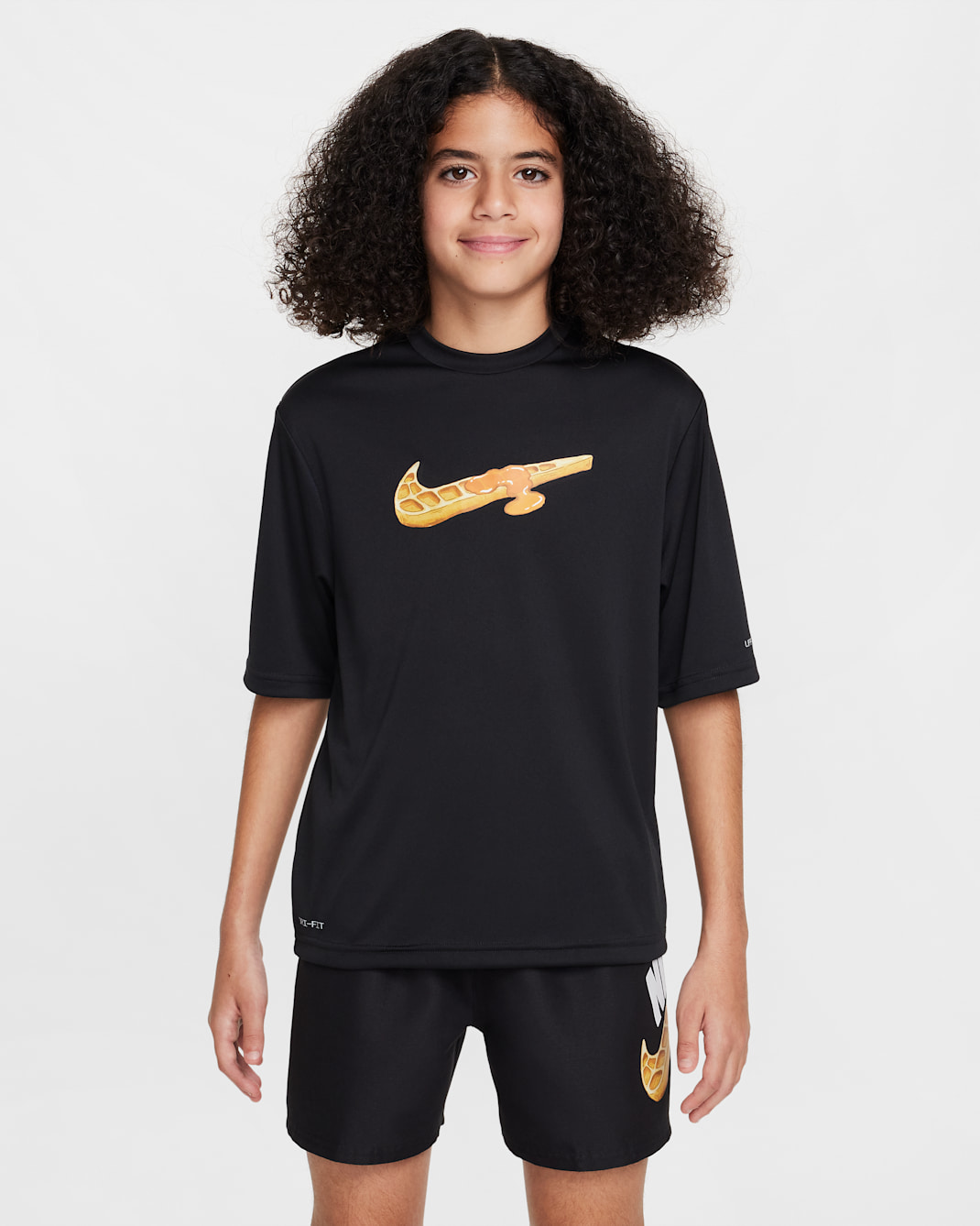 Playera de manga corta Dri-FIT para niño talla grande Nike Swim Hydroguard - Negro/Leche de coco/Blanco
