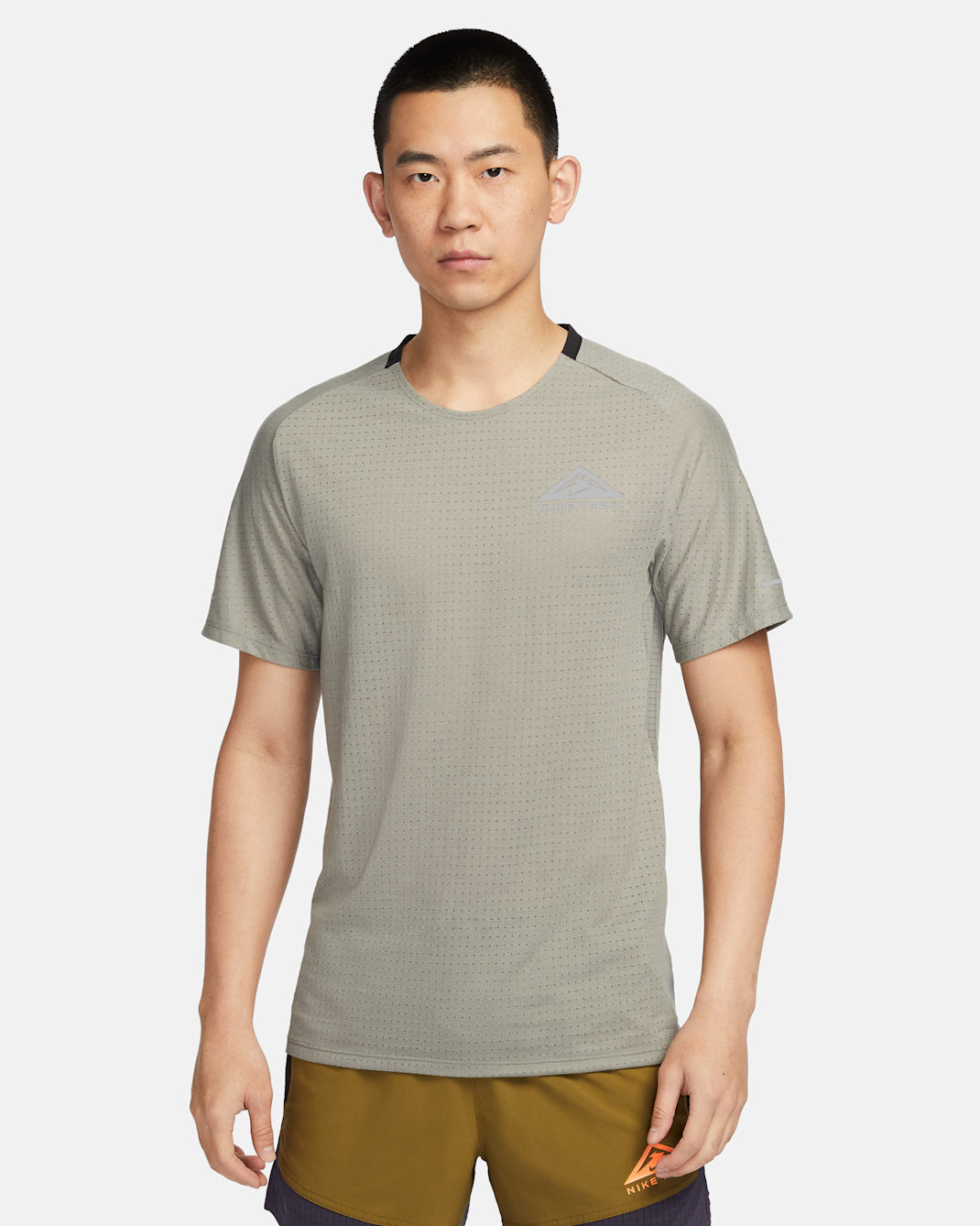 Nike Dri-FIT Trail Solar Chase 男款短袖越野跑步上衣 - Dark Stucco/Summit White