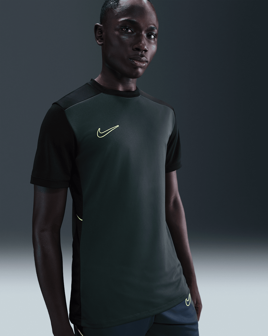 Playera de futbol de manga corta Dri-FIT para hombre Nike Academy - Alga/Negro/Luz de calcio/Luz de calcio