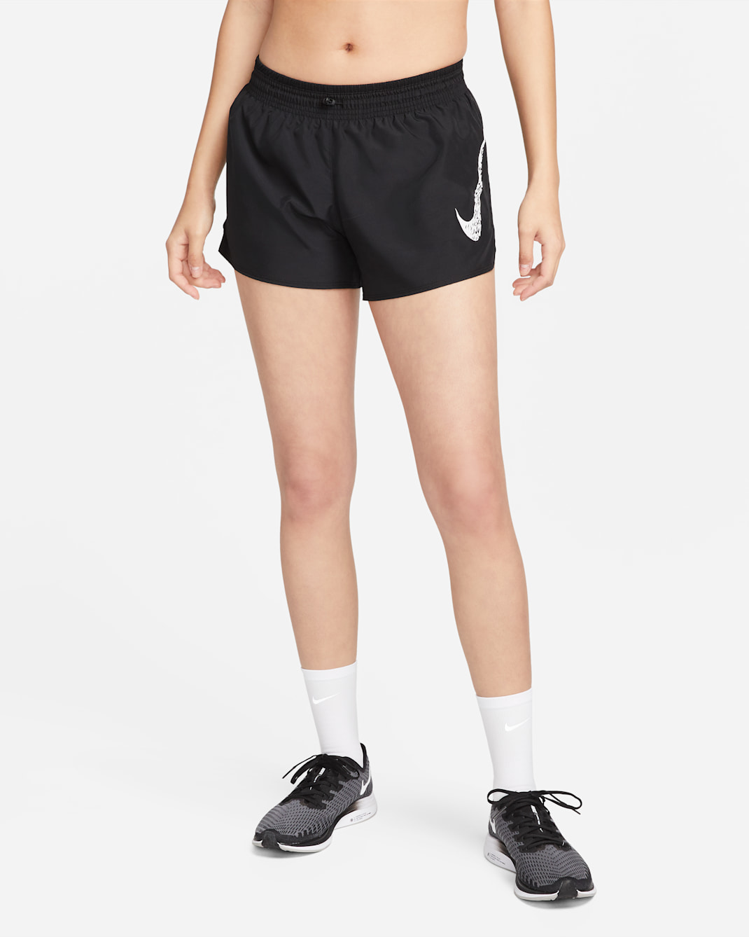 กางเกงวิ่งขาสั้นเอวปานกลางมีซับในผู้หญิง Nike Dri-FIT Swoosh Run - ดำ/ขาว