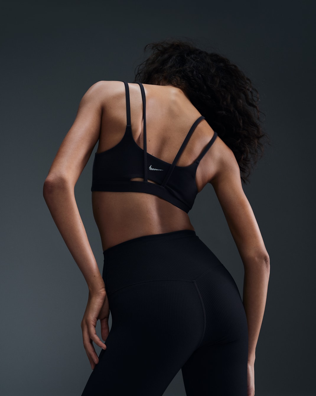 Gepolsterter Nike Zenvy Strappy Sport-BH mit leichtem Halt - Schwarz/Sail