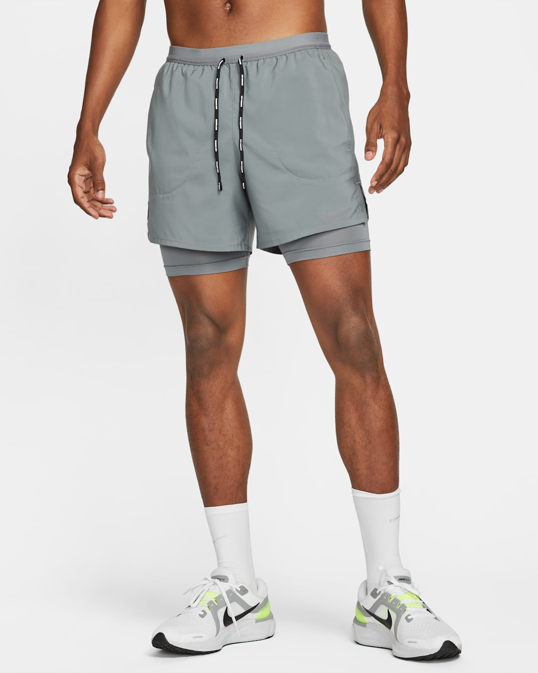 Shorts de running 2 en 1 de 13 cm para hombre Nike Flex Stride - Gris humo