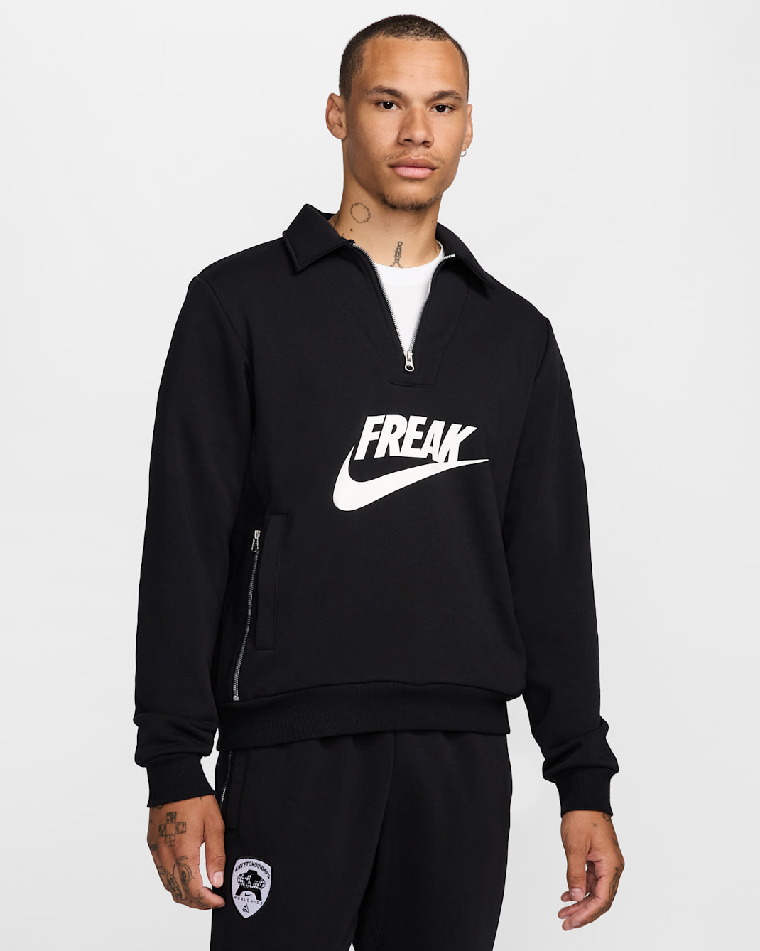 Playera de básquetbol con cierre de 1/4 para hombre Giannis Standard Issue - Negro/Blanco