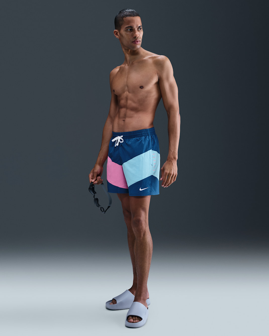 Shorts de voleibol de 13 cm para hombre Nike Swim Multi-Logo Vortex - Azul cancha/Azul acuario/Rosa alegre/Blanco