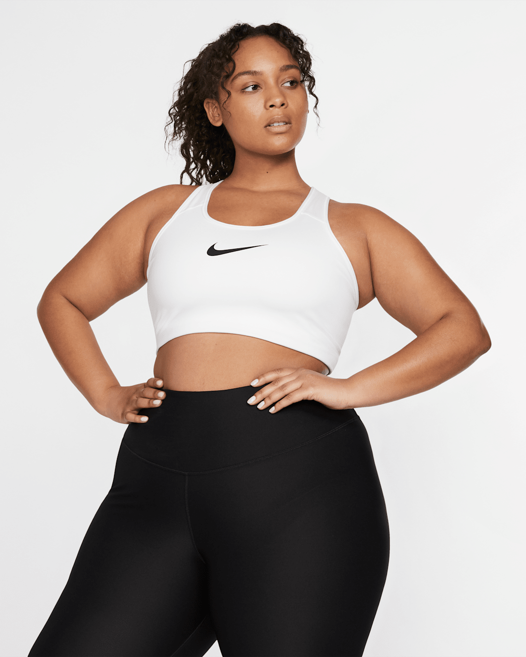 Nike Swoosh Orta Destekli Dolgusuz Kadın Spor Sütyeni (Büyük Beden) - Beyaz/Siyah