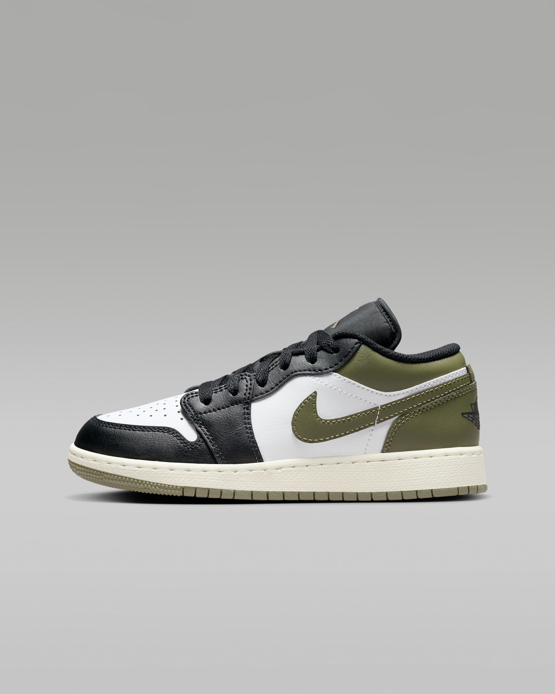 รองเท้าเด็กโต Air Jordan 1 Low - ดำ/Medium Olive/ขาว
