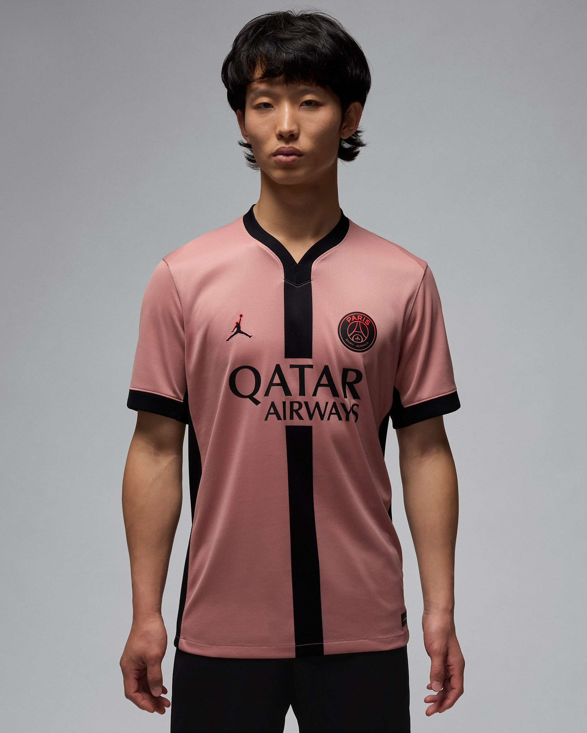 パリ サンジェルマン (PSG) 2024/25 スタジアム サード メンズ ジョーダン Dri-FIT サッカー レプリカ ユニフォーム - ラストピンク/ブラック/ブラック