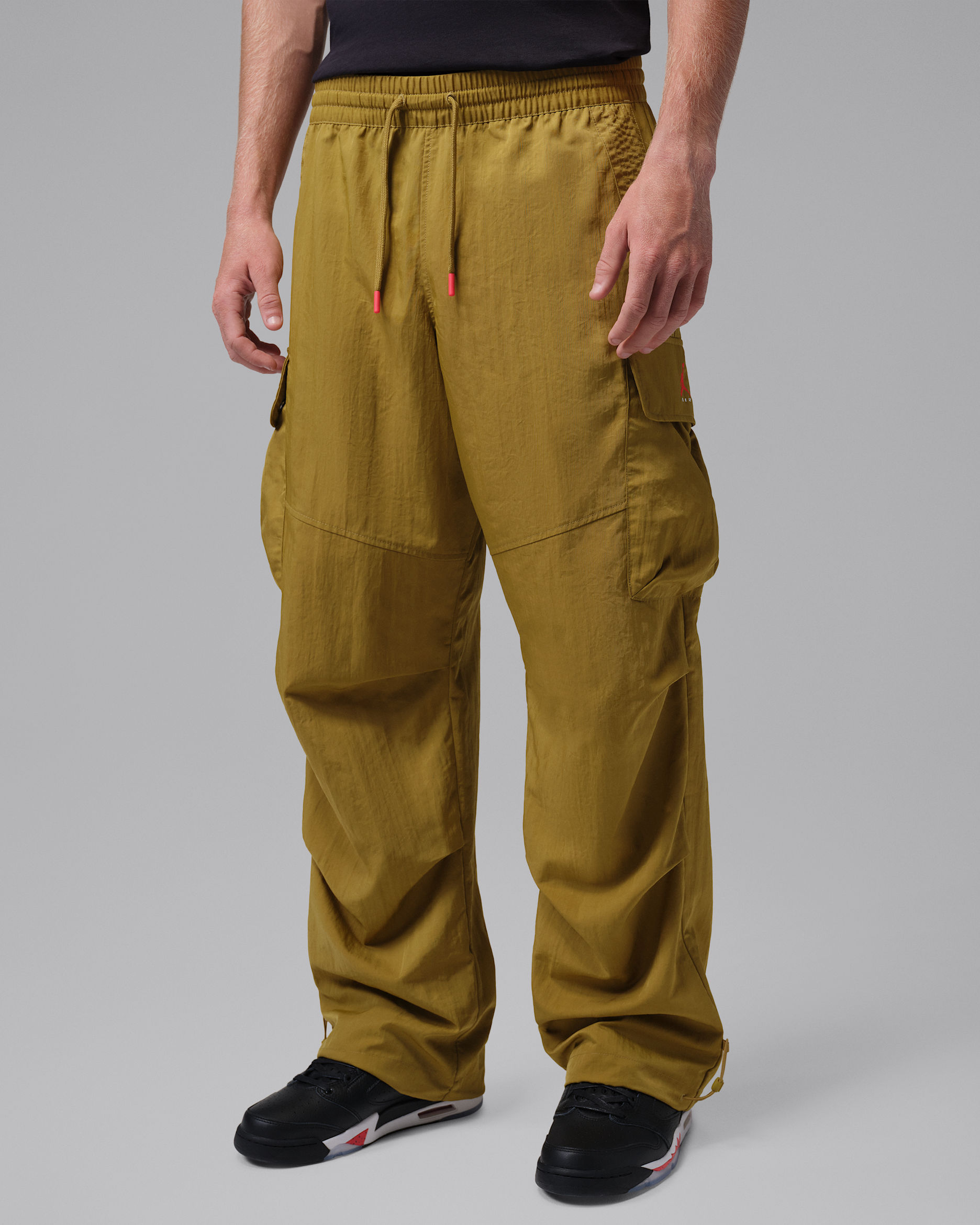 Jordan Brooklyn Men's Woven Cargo Pants - Desert Moss/University Red