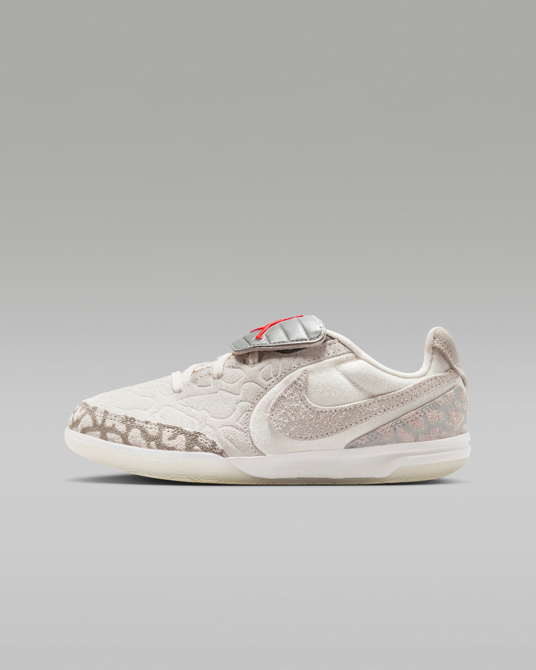 조던 주니어 티엠포 스트리트가토 SE 주니어 실내 코트 로우 탑 축구화 - 팬텀/인프라레드 23/세일