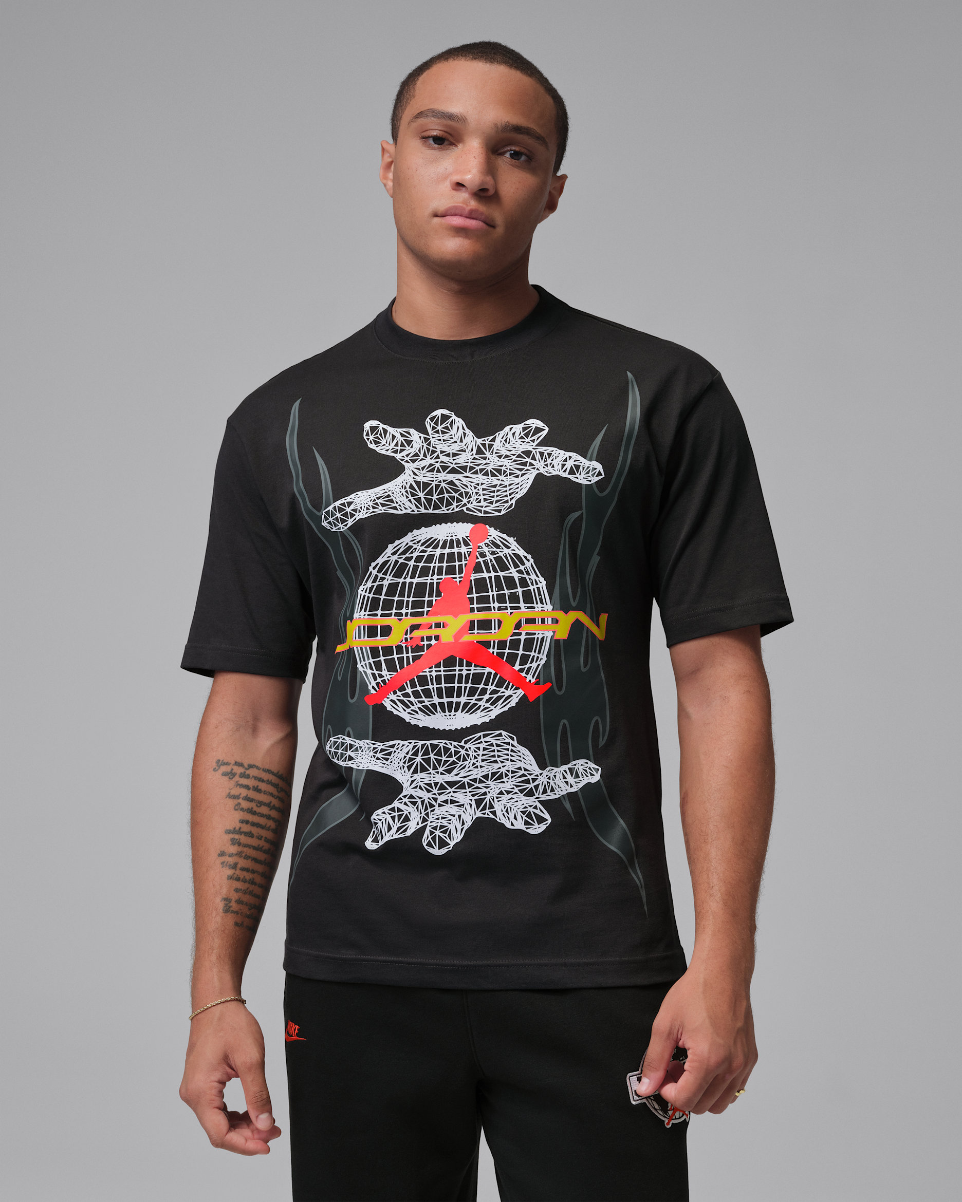 ジョーダン メンズ グラフィック シャツ - オフノワール/インフラレッド23