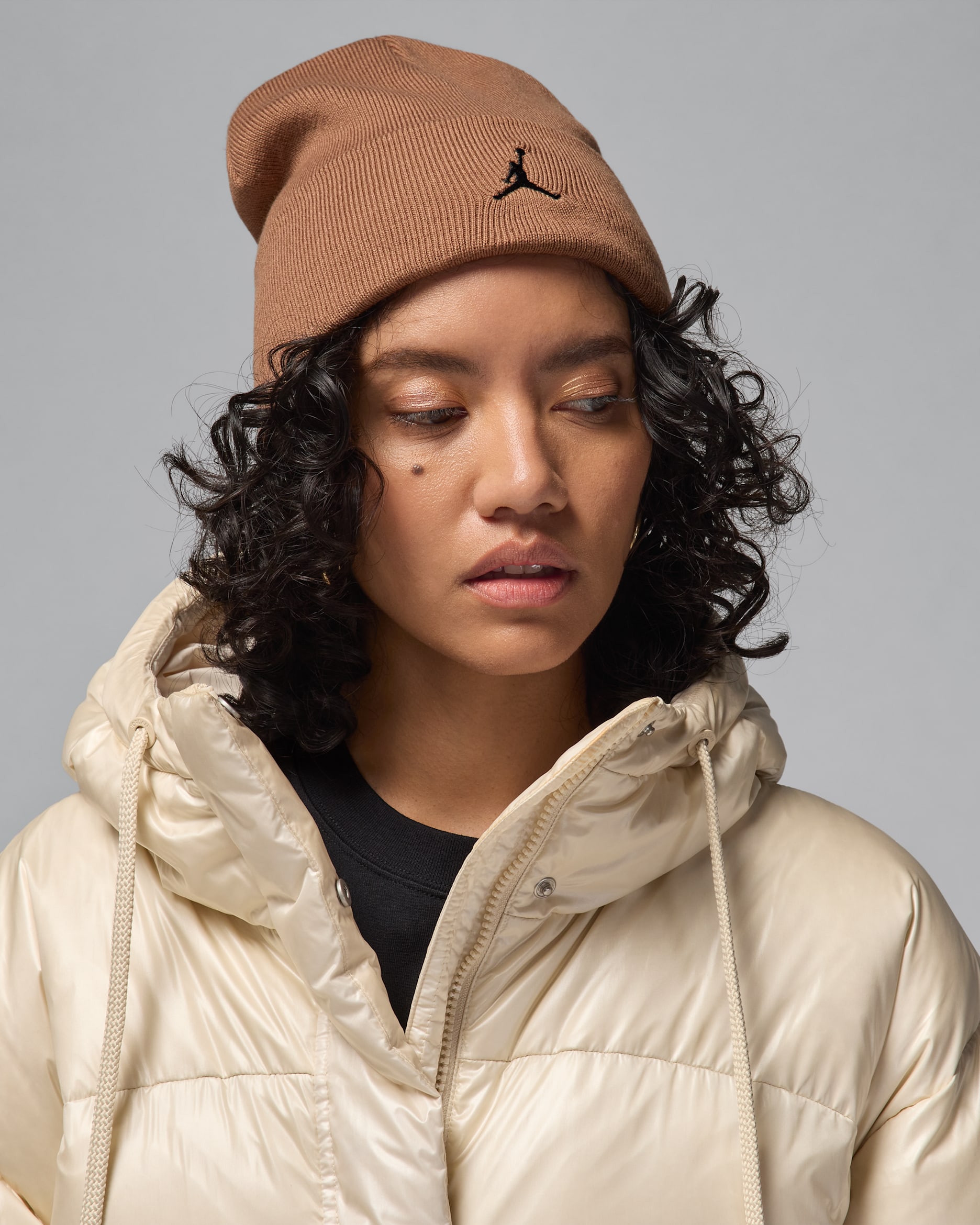 조던 피크 에센셜 비니 - 아키오 브라운/블랙