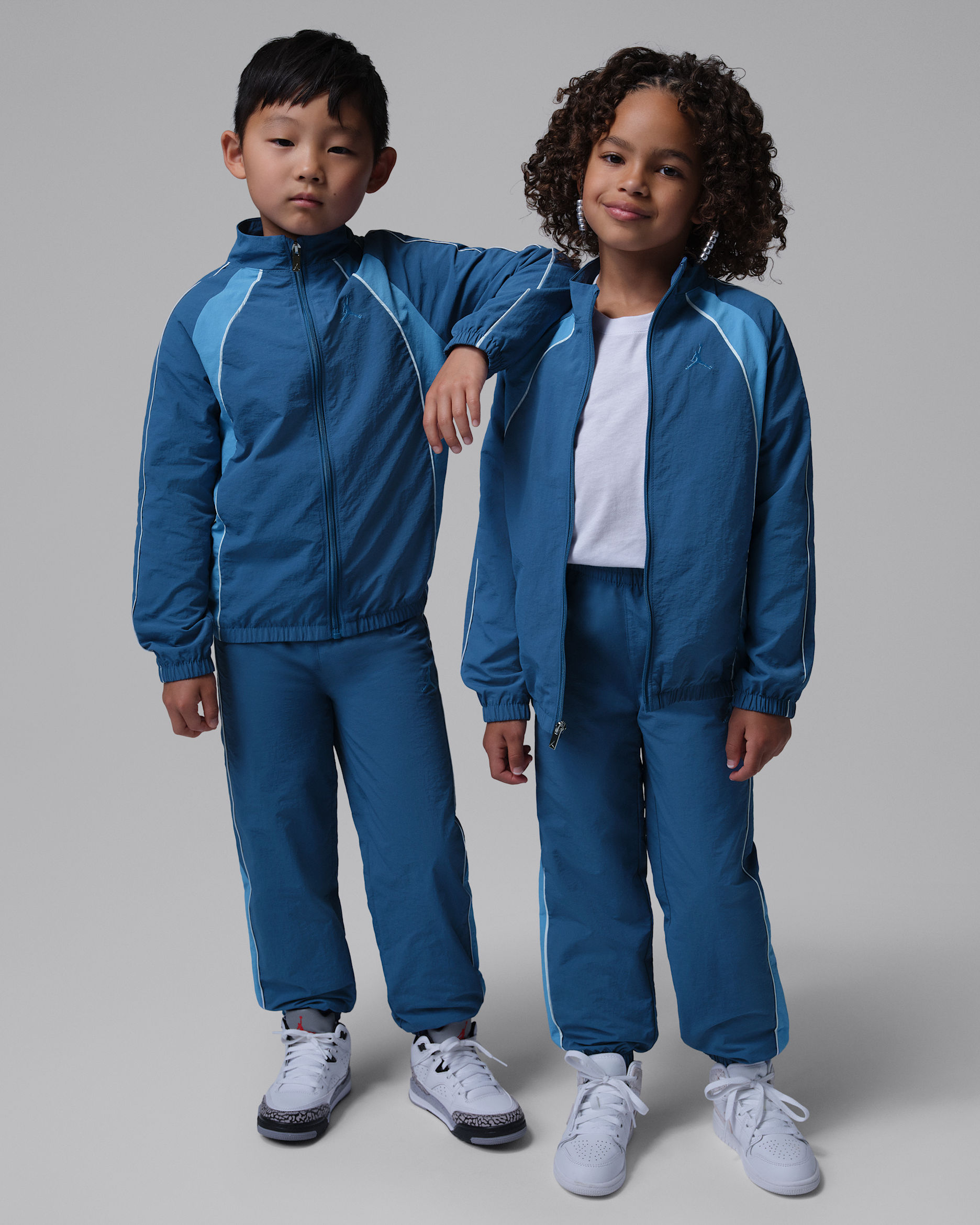 Conjunto con ribetes de rompevientos de dos piezas de bloques de colores Jordan para niños talla pequeña - Azul genuino