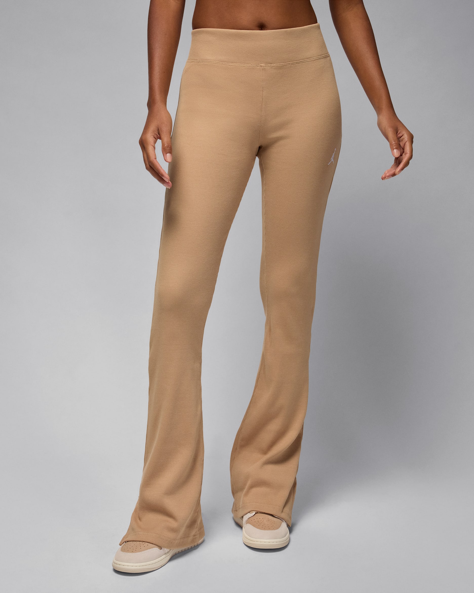 Jordan Brooklyn Essentials Leggings acampanats de tir mitjà - Dona - Hemp/Blanc
