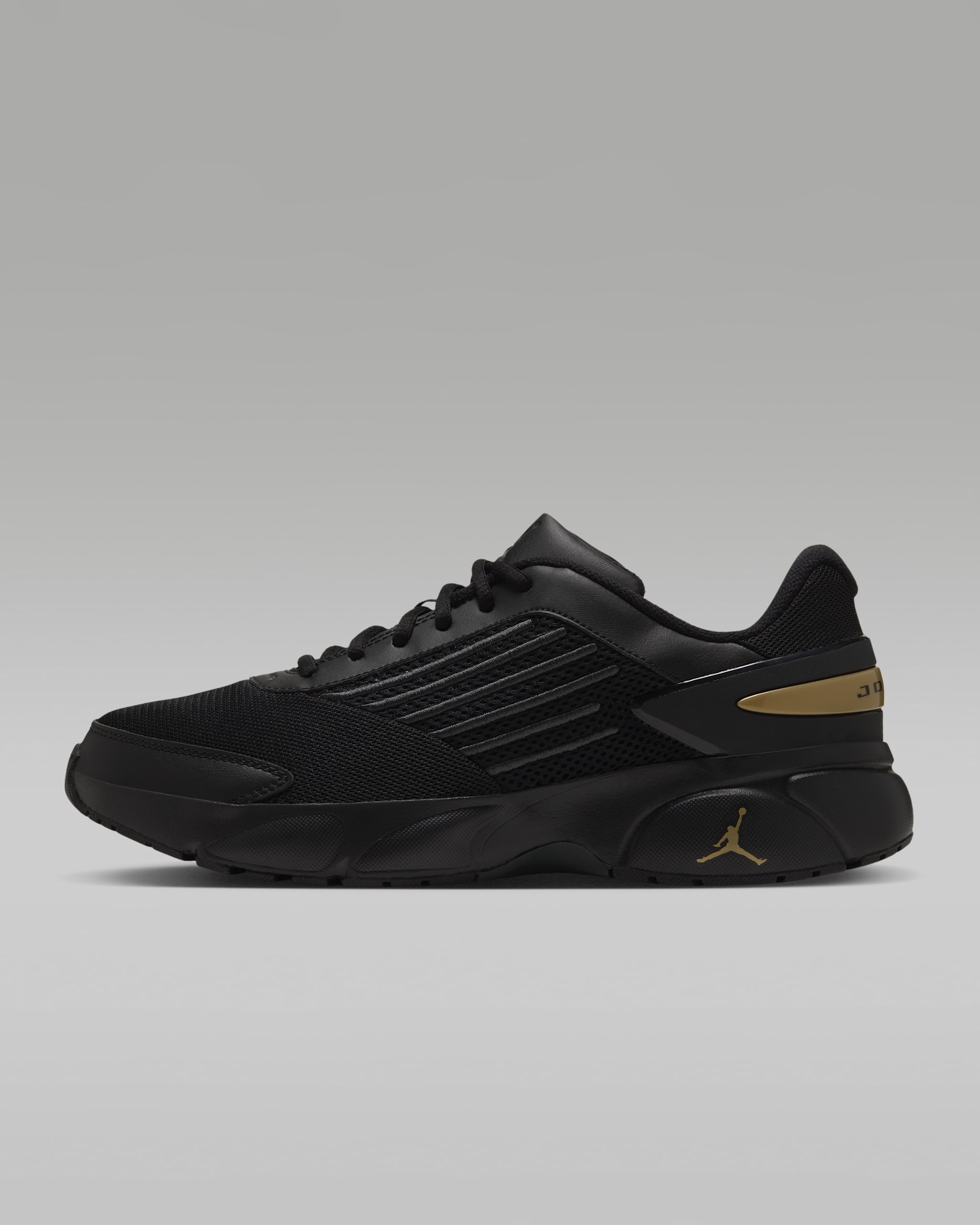 Jordan Trunner Flow Schuhe (Herren) - Schwarz/Metallic Gold/Dark Smoke Grey