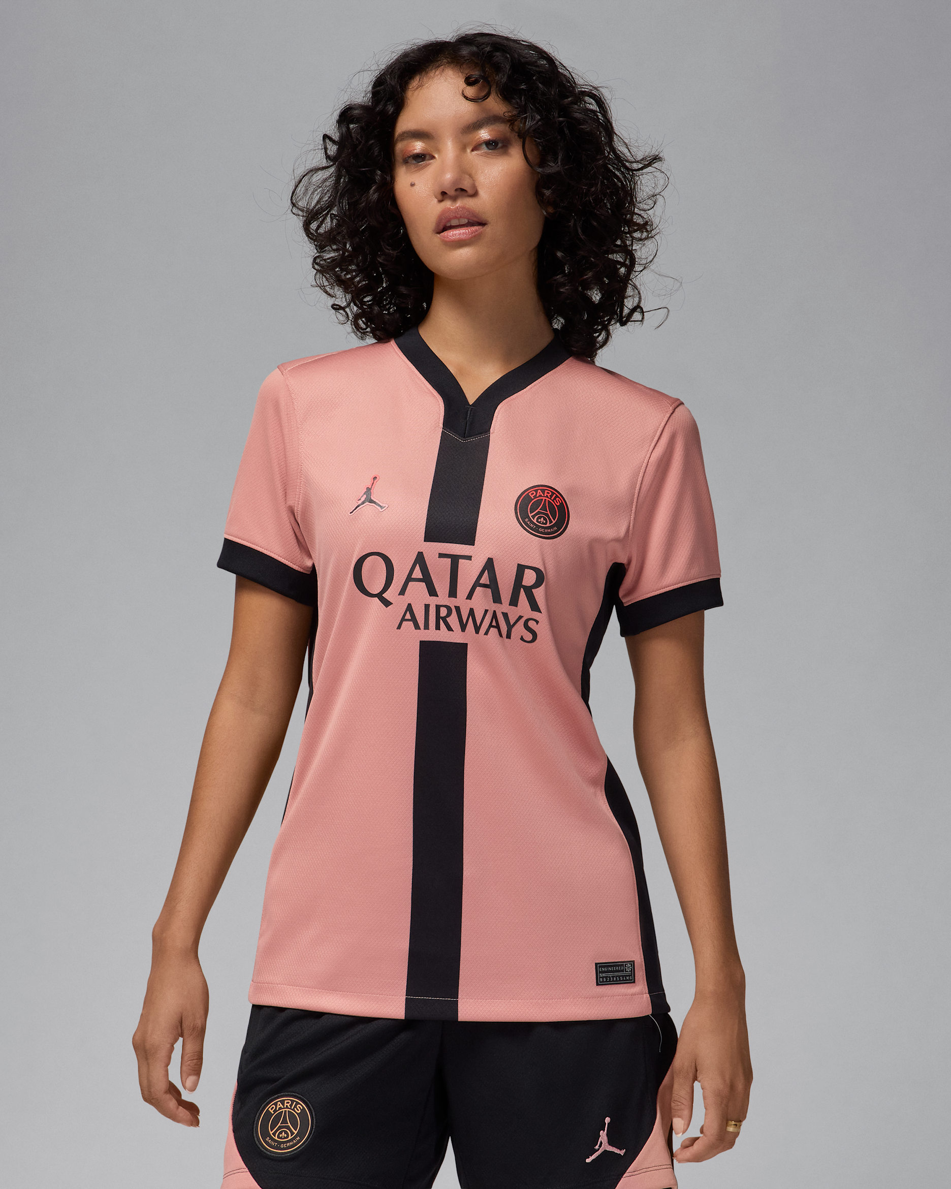 Jersey de fútbol Jordan Dri-FIT Replica del Paris Saint-Germain visitante 2024/25 Stadium para mujer - Rosa óxido/Negro/Negro