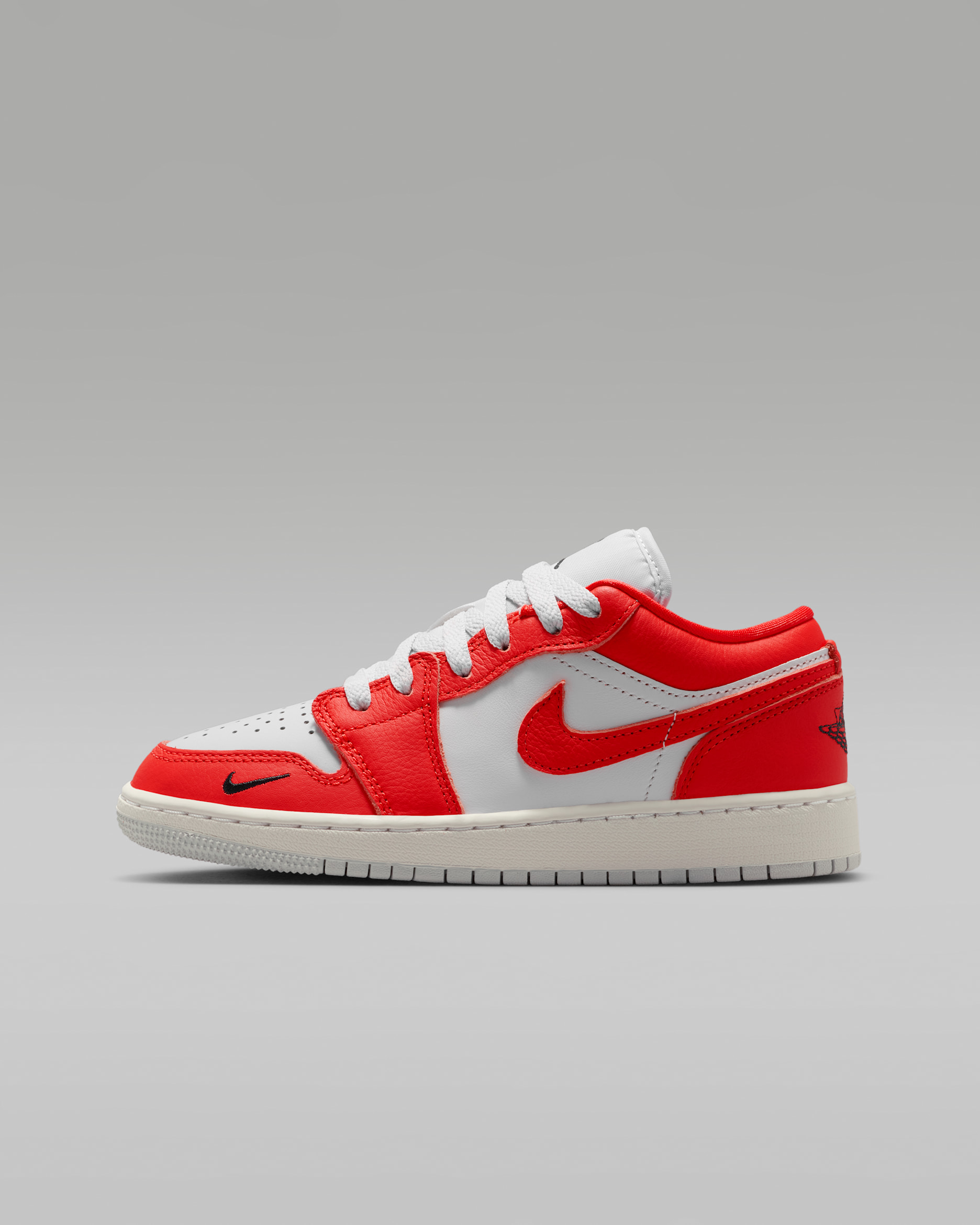 Air Jordan 1 Low SE cipő nagyobb gyerekeknek - Pure Platinum/Summit White/Fekete/Chile Red