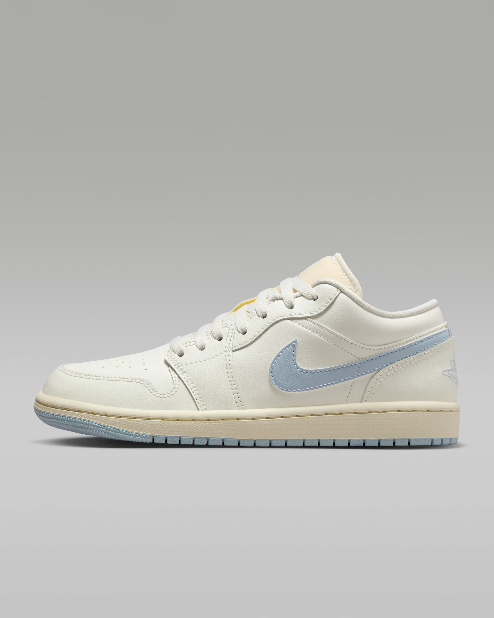 Tenis para mujer Air Jordan 1 Low - Vela/Leche de coco/Fantasma