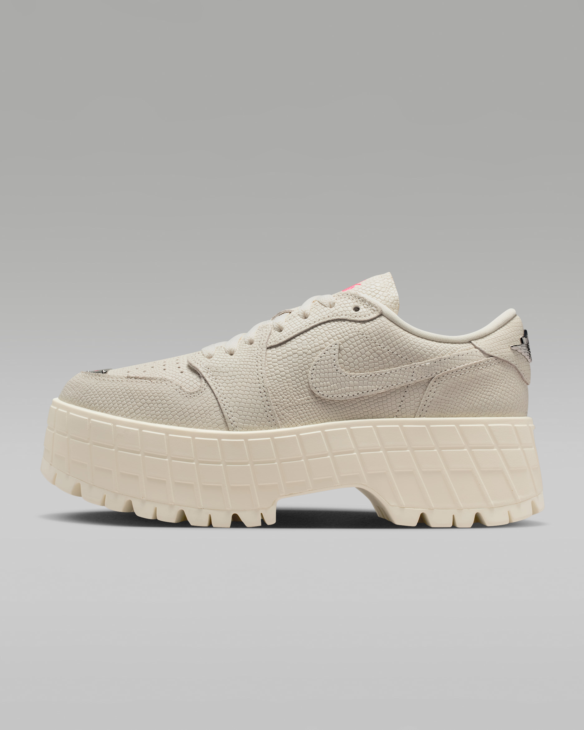 エア ジョーダン 1 ブルックリン LOW ウィメンズシューズ - ペールアイボリー/レーサーピンク/ペールアイボリー/ペールアイボリー