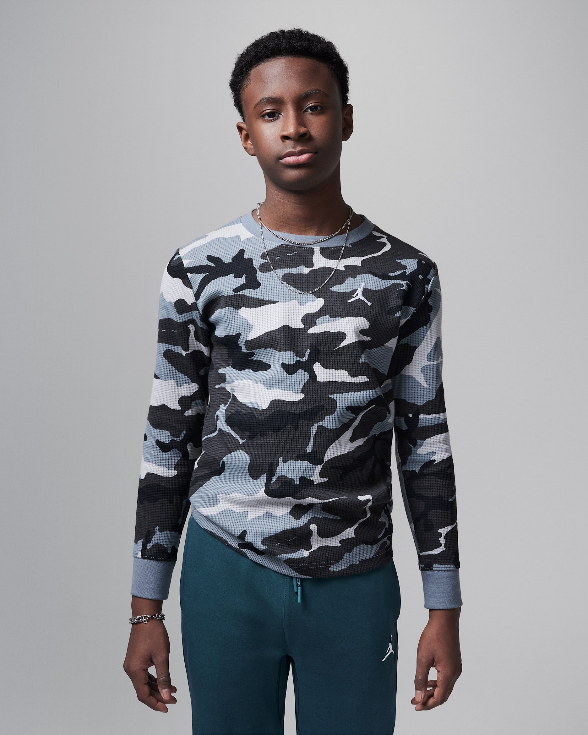 ジョーダン ブルックリン エッセンシャル ジュニア カモ ロングスリーブ トップ - スモークグレー