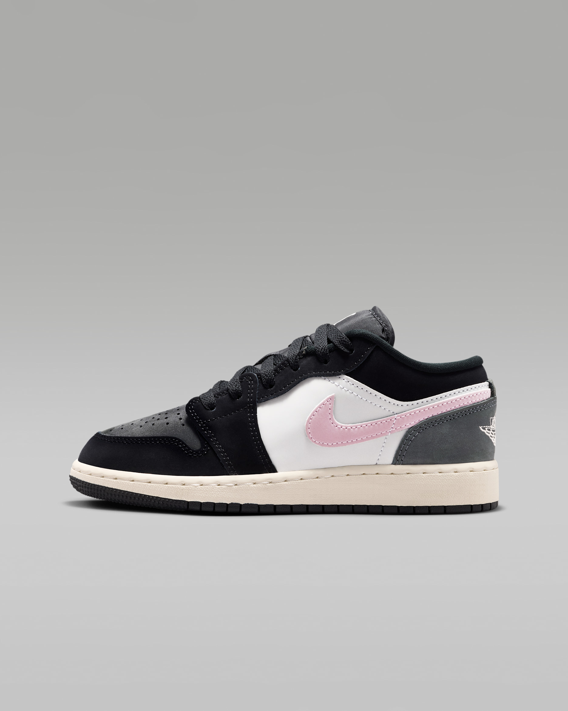 Air Jordan 1 Low SE cipő nagyobb gyerekeknek - Fekete/Iron Grey/Fehér/Iced Carmine