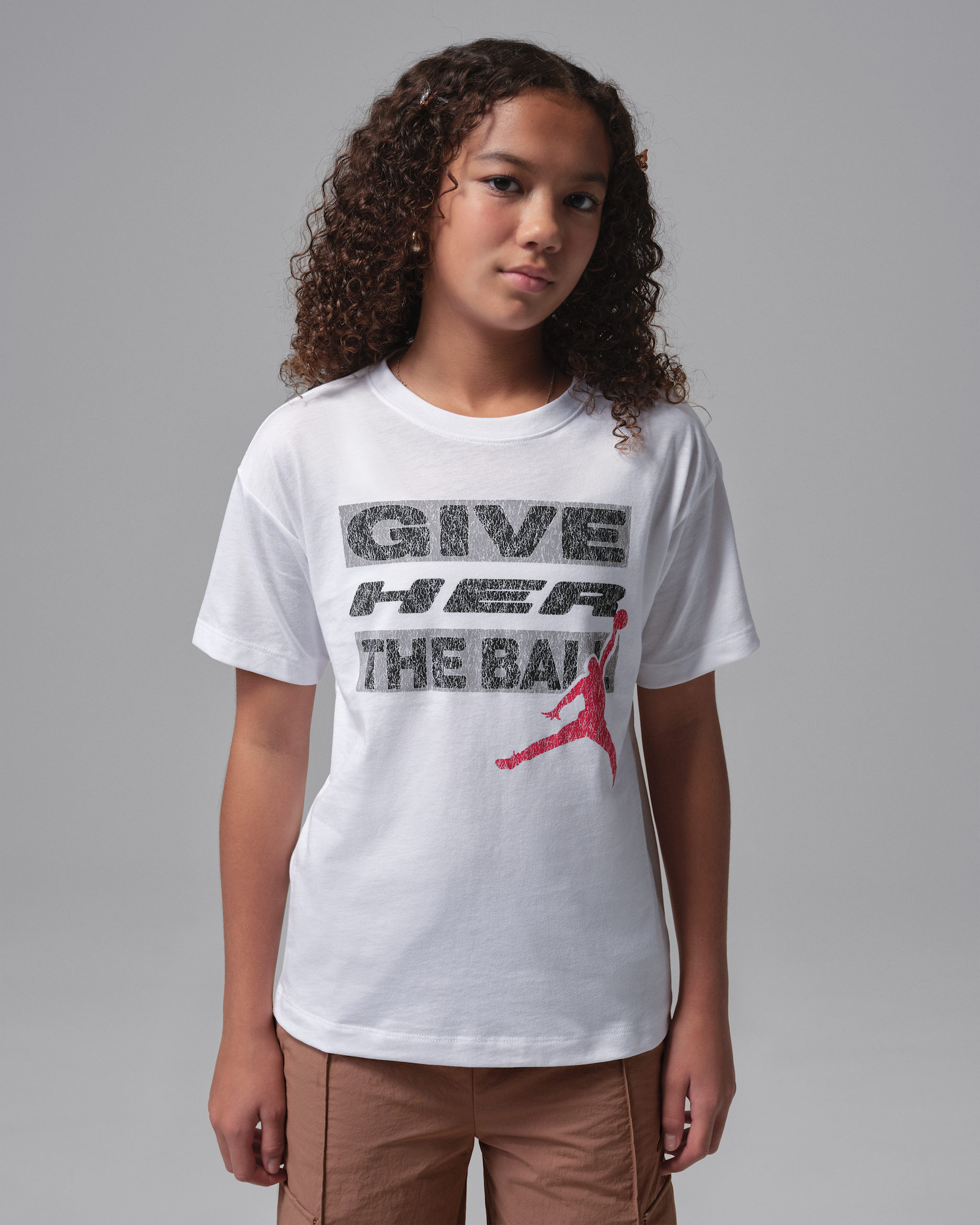 Playera "Give Her the Ball" para niños talla grande Jordan - Blanco