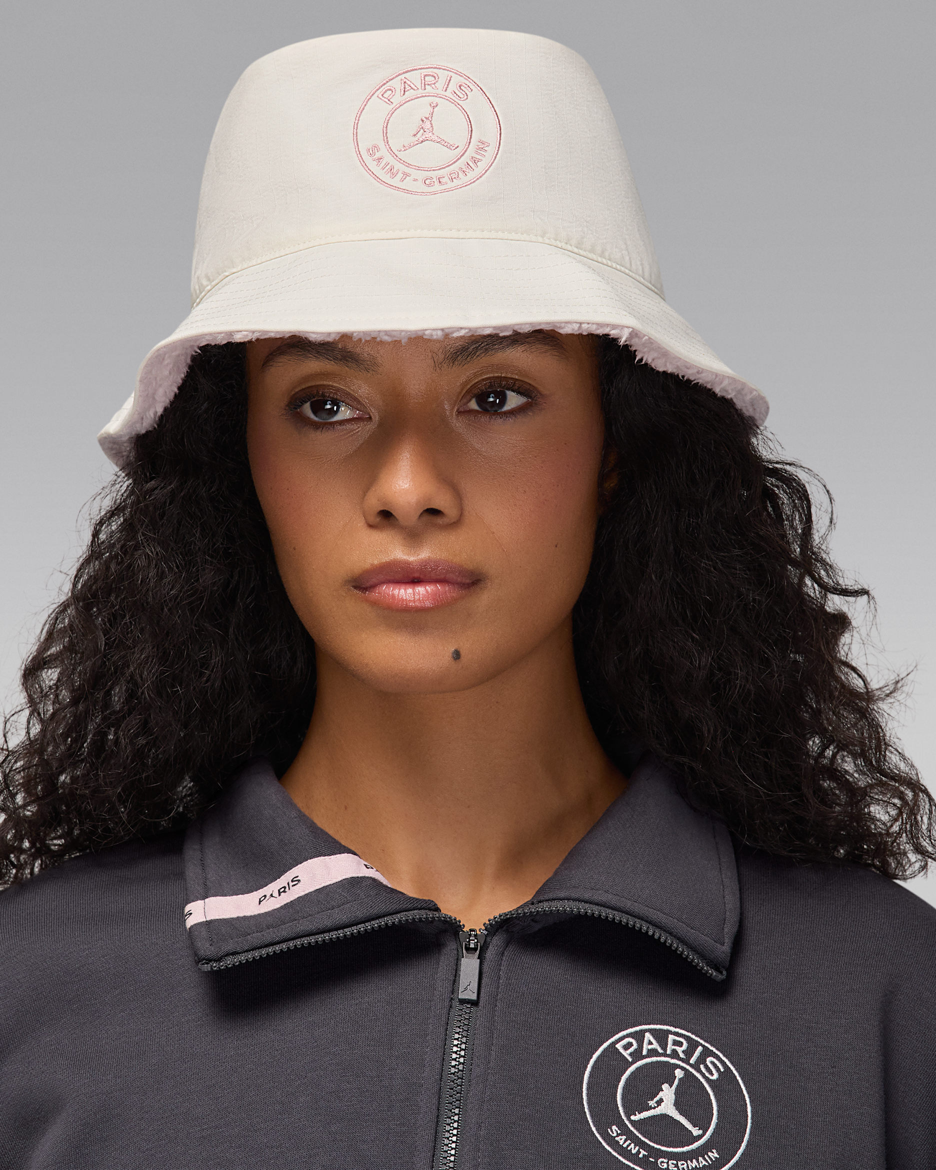 パリ サンジェルマン(PSG)エイペックス シェルパ裏地付きバケットハット - セイル/パーティクルローズ/パーティクルローズ