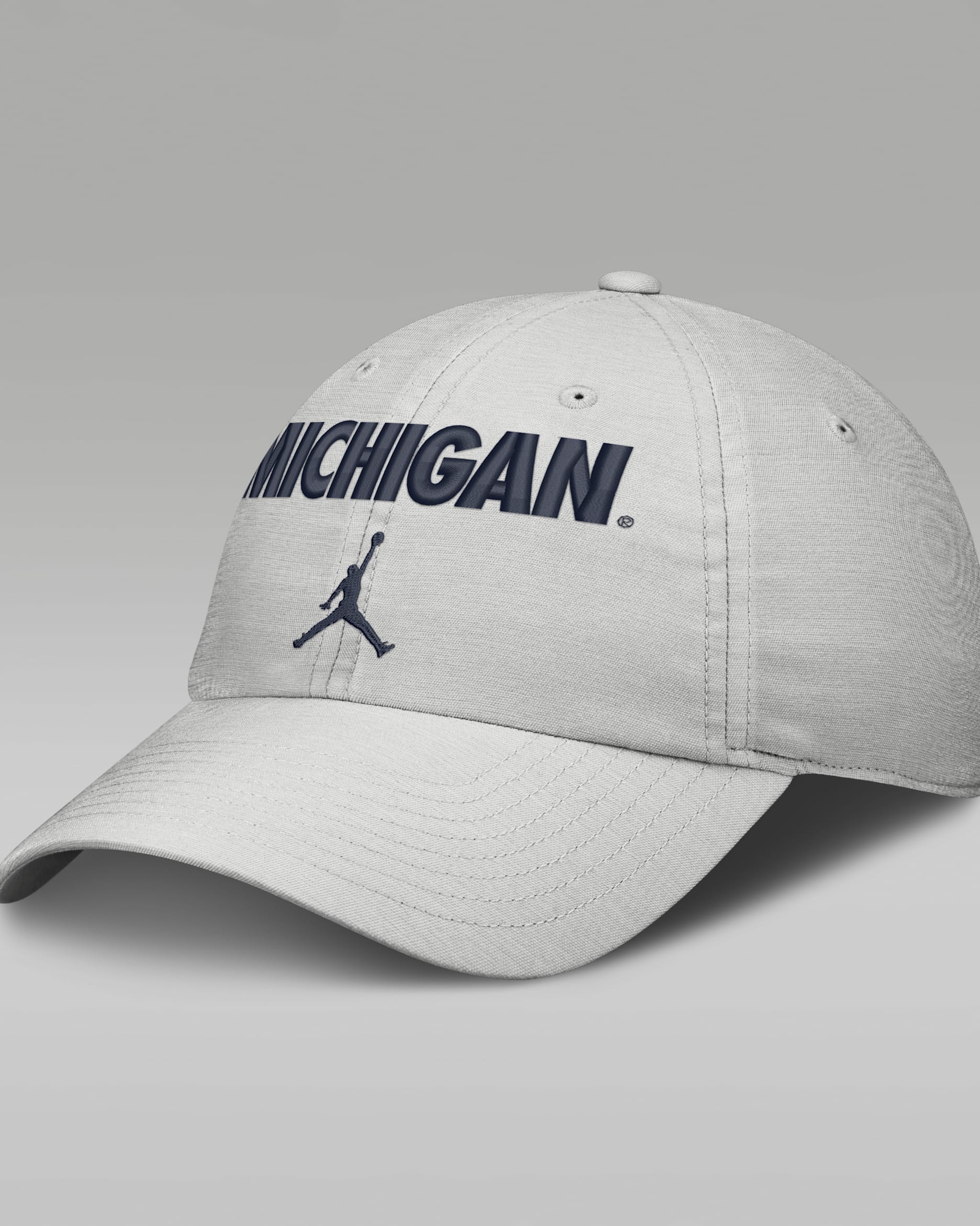 Gorra universitaria marca Jordan ajustable para hombre Michigan Sideline Club Practice - Polvo fotón