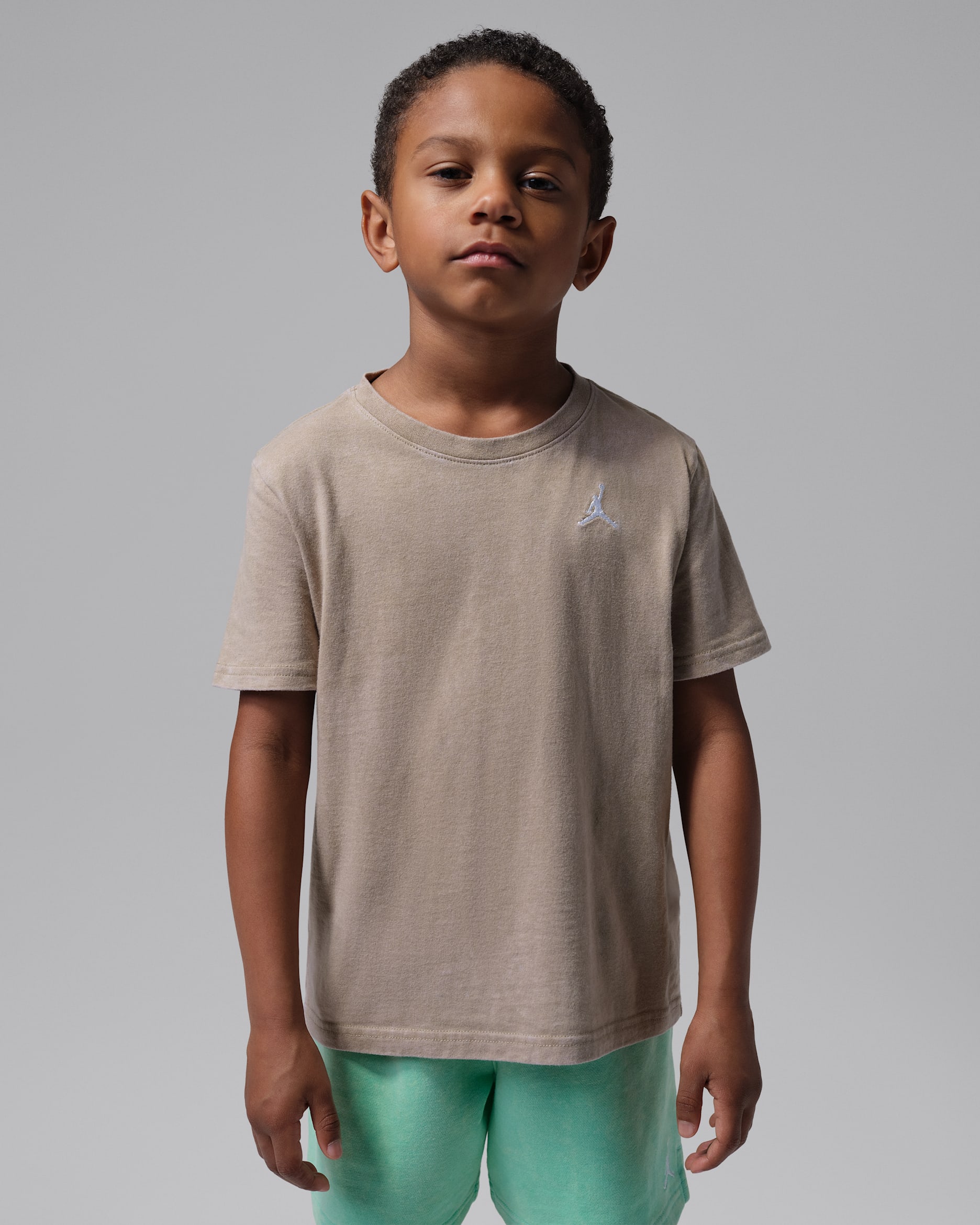 Playera Air bordada con lavado ácido para niños talla pequeña Jordan - Caqui