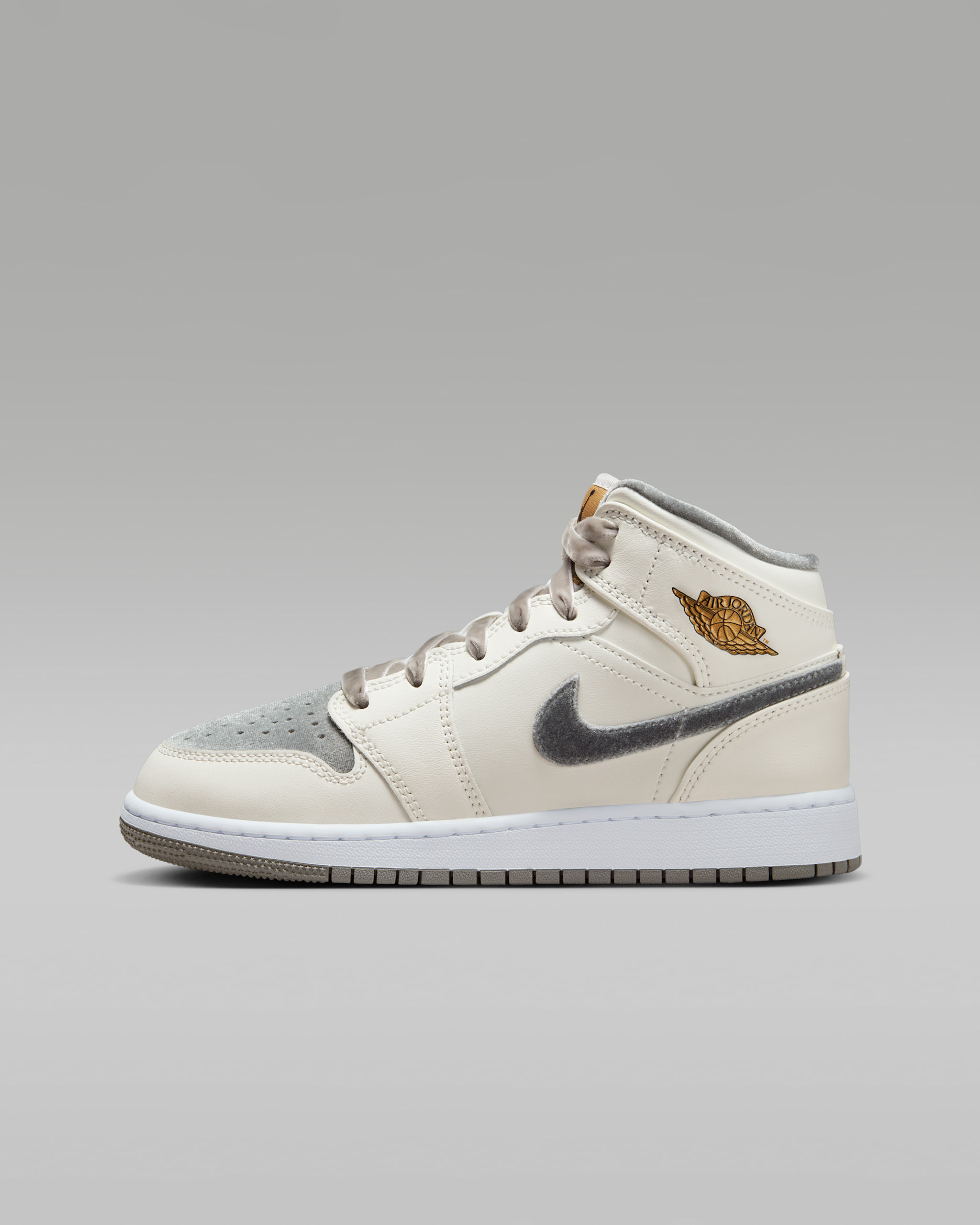 Air Jordan 1 Mid SE Genç Çocuk Ayakkabısı - Sail/Metallic Gold/Flat Pewter