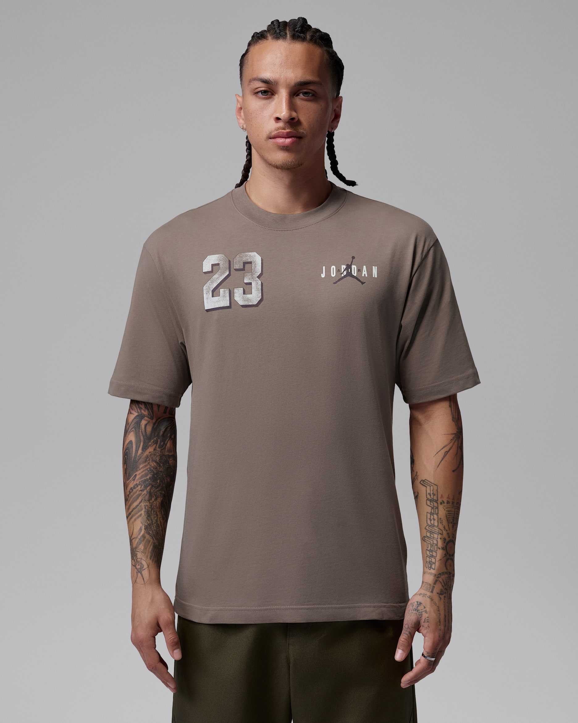 Playera Jordan con gráfico para hombre Brooklyn - Gris oliva/Halo jade